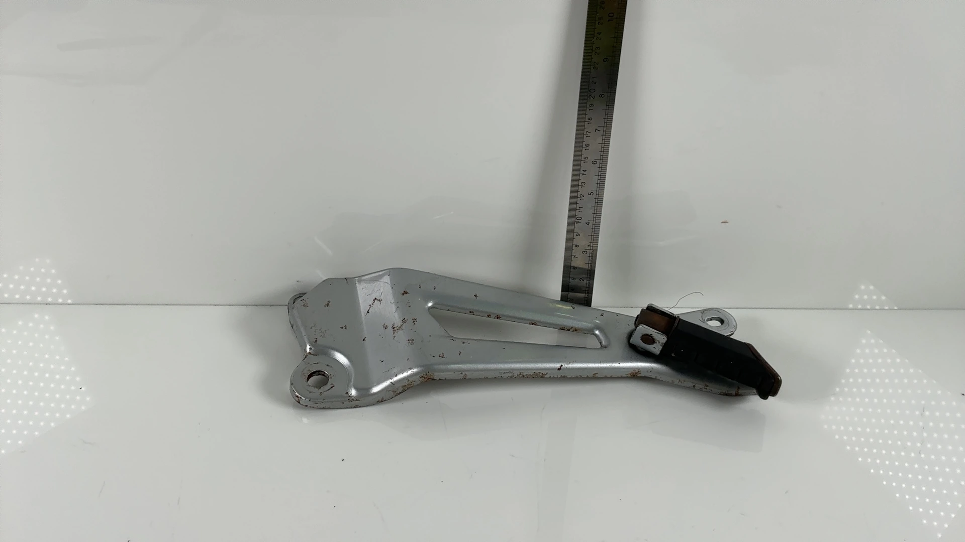 Yamaha YBR 125 CC Right Foot Rest Bracket 2005-2006 OEM 3D9-F7462-00 - Image 6