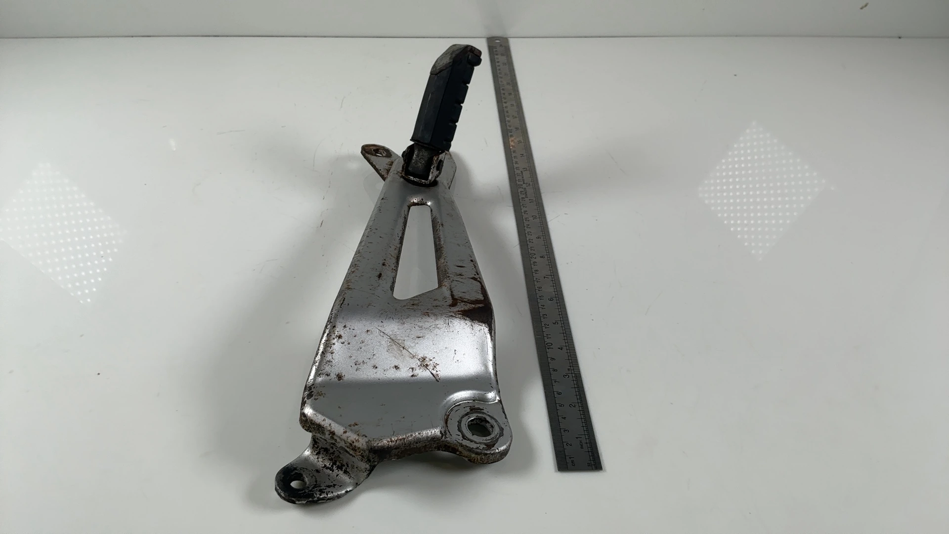 Yamaha YBR 125 51D 125cc Rear Right Footrest Bracket 2014-2017 OEM  51D-F7462-00 - Image 3