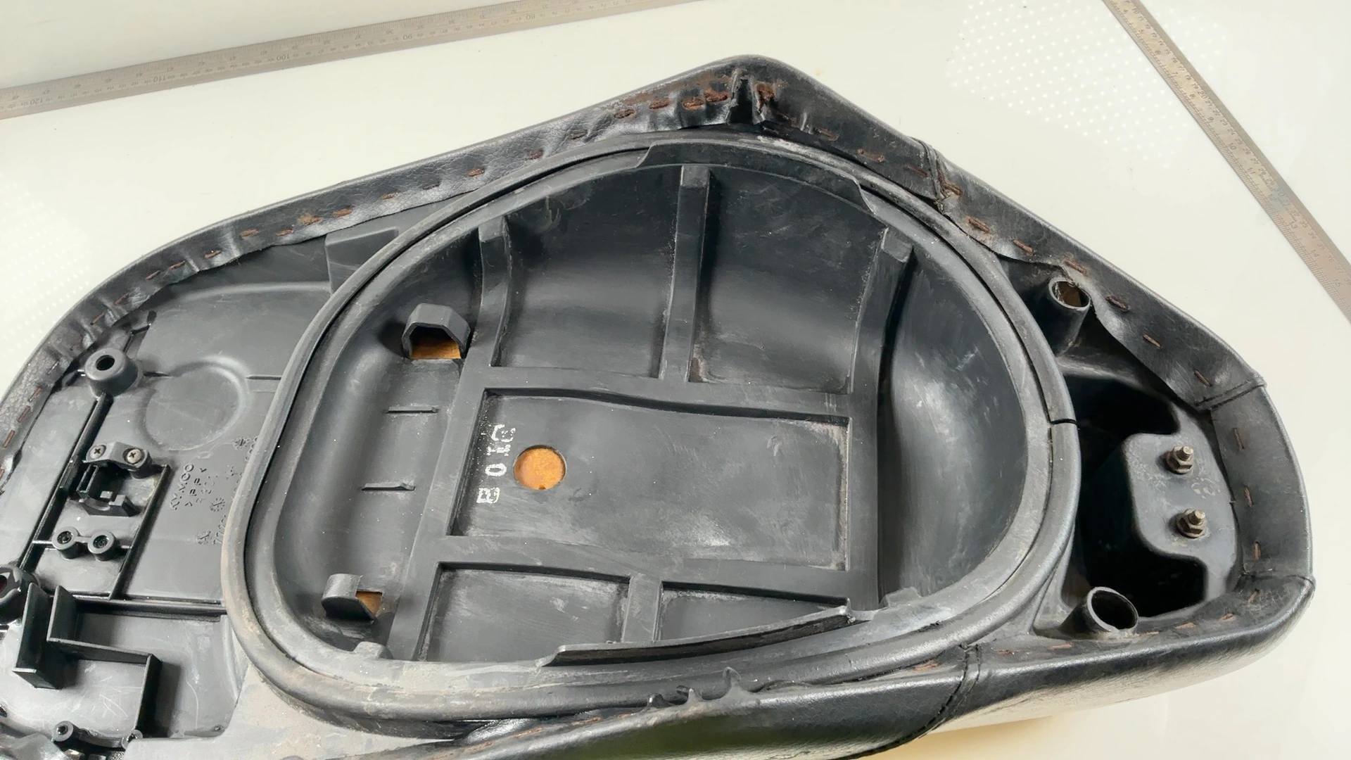 KYMCO Super 9 50cc Scooter Seat Unit 2005-2009 OEM 77201-KGB5-900 - Image 9
