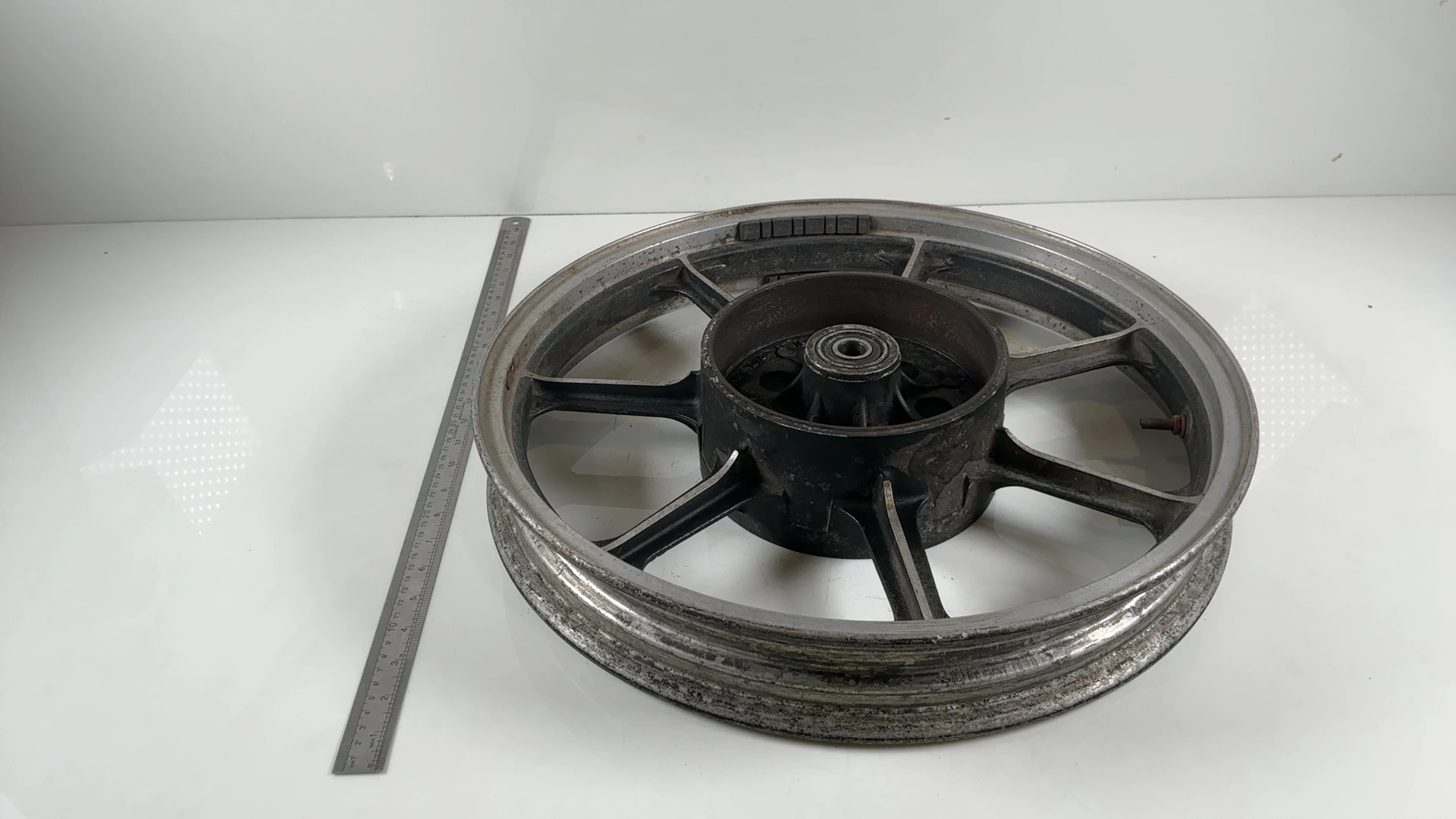 Kawasaki GT550 Z550G 550cc Rear Wheel Rim Mag 1982-1984 OEM 41073-1139-18 - Image 4