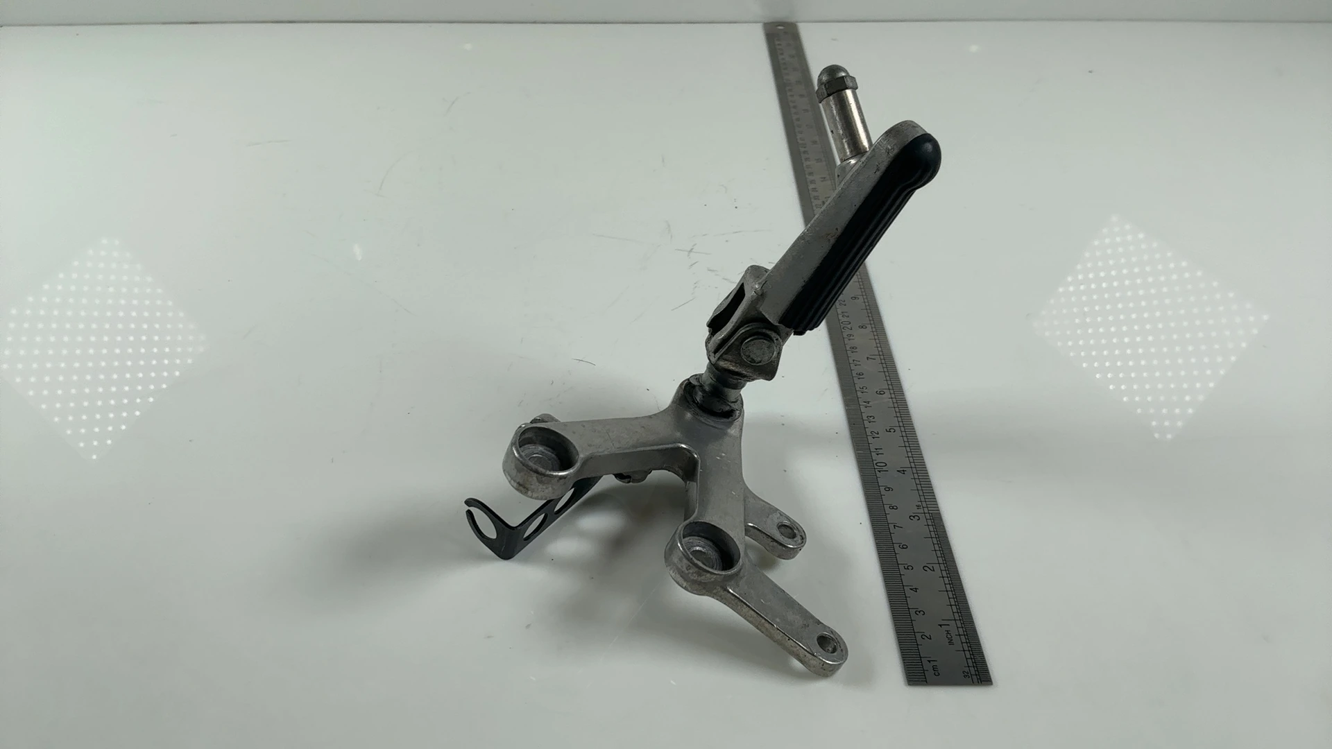Honda CBR900RR SC44 929cc Front Left Footrest Bracket 2000-01 OEM 50700-MCJ-000 - Image 3