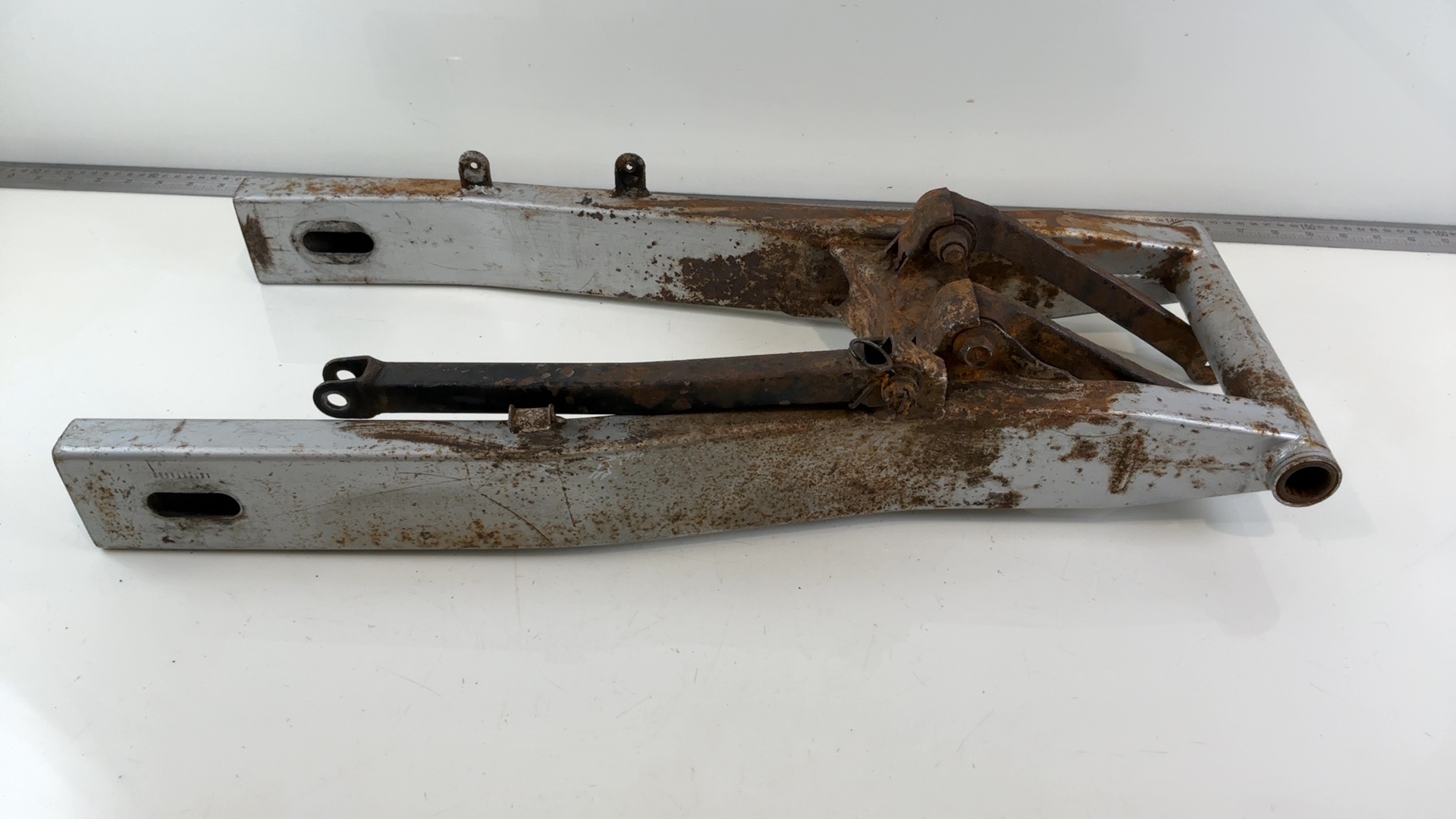 Suzuki Katana GSX600F GN72B 600 Swingarm 1988-1997 OEM 61000-19C10-13L - Image 3