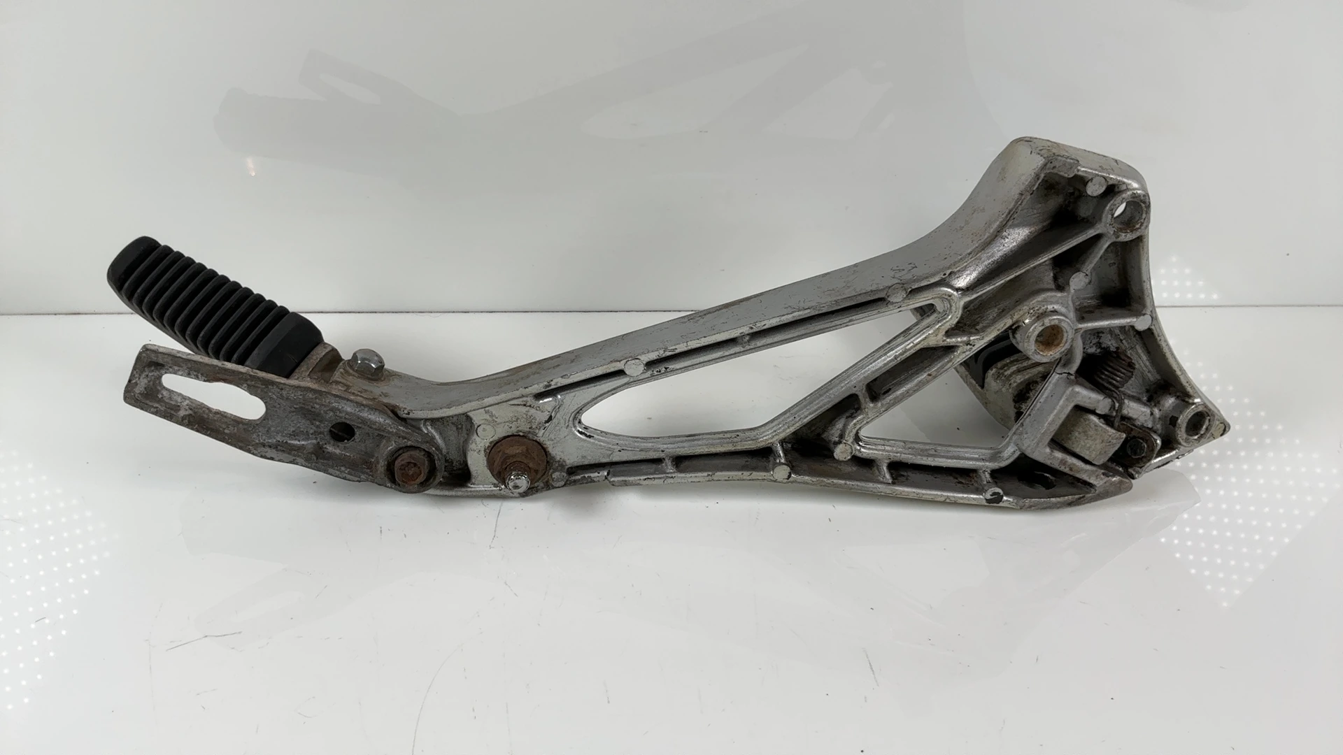 Suzuki GSX550 EF ES GN71D 550 Left Footrest Bracket Hanger 1983-87 43521-43400 - Image 2