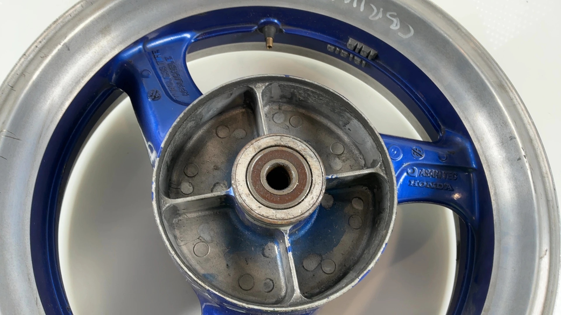Honda CBR1100XX SC35 1100cc Rear Wheel Rim 1997-2003 OEM 42650-MAT-010 GOR SUUL - Image 9