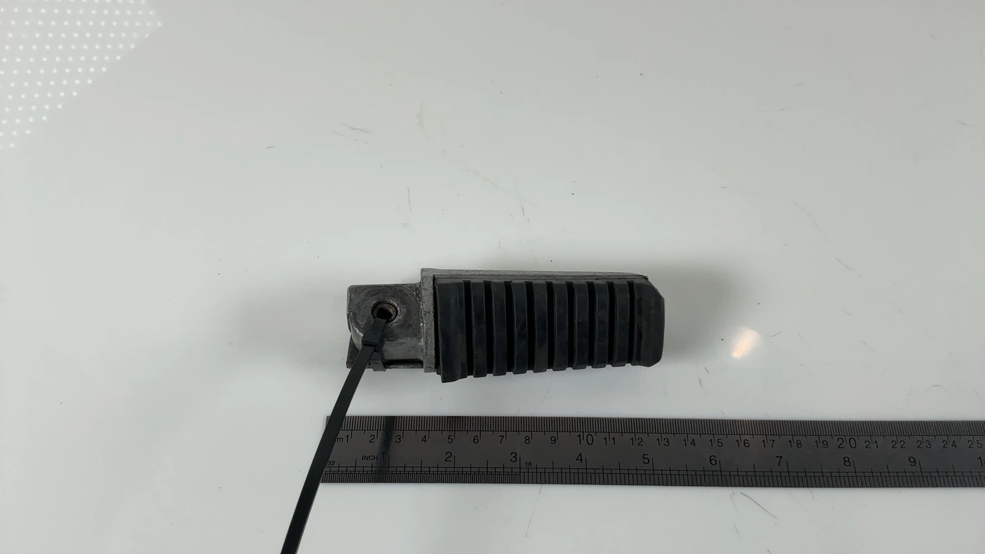 Kawasaki Ninja ZX900A 900cc Rear Right Passenger Foot Peg 1984-85 OEM 34028-1060 - Image 1