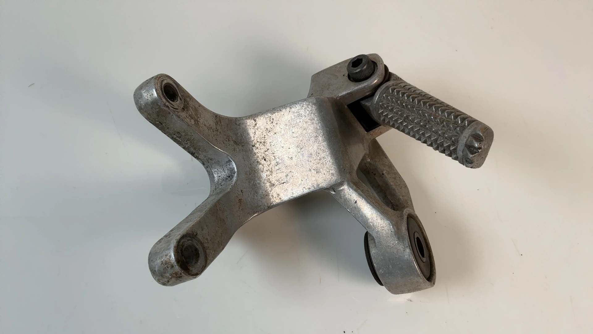 Yamaha YZF1000R YZF1000 1000cc Rear Right Footrest Hanger 1996-2003 4VD-27420-00