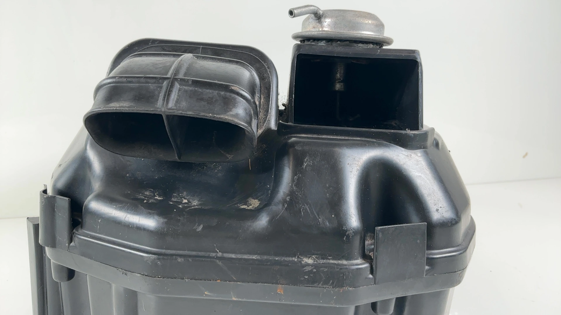 Honda VFR800 Interceptor RC46 800cc Airbox Intake Housing 2006-07 17231-MCW-D00 - Image 4