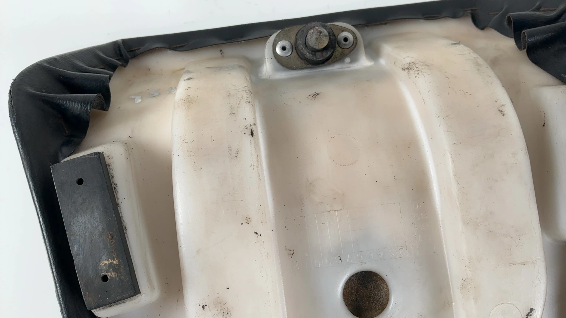 Suzuki GSX-R 750 GR77A 750cc Rider Front Seat 1988-1990 OEM 45100-17C00 - Image 7