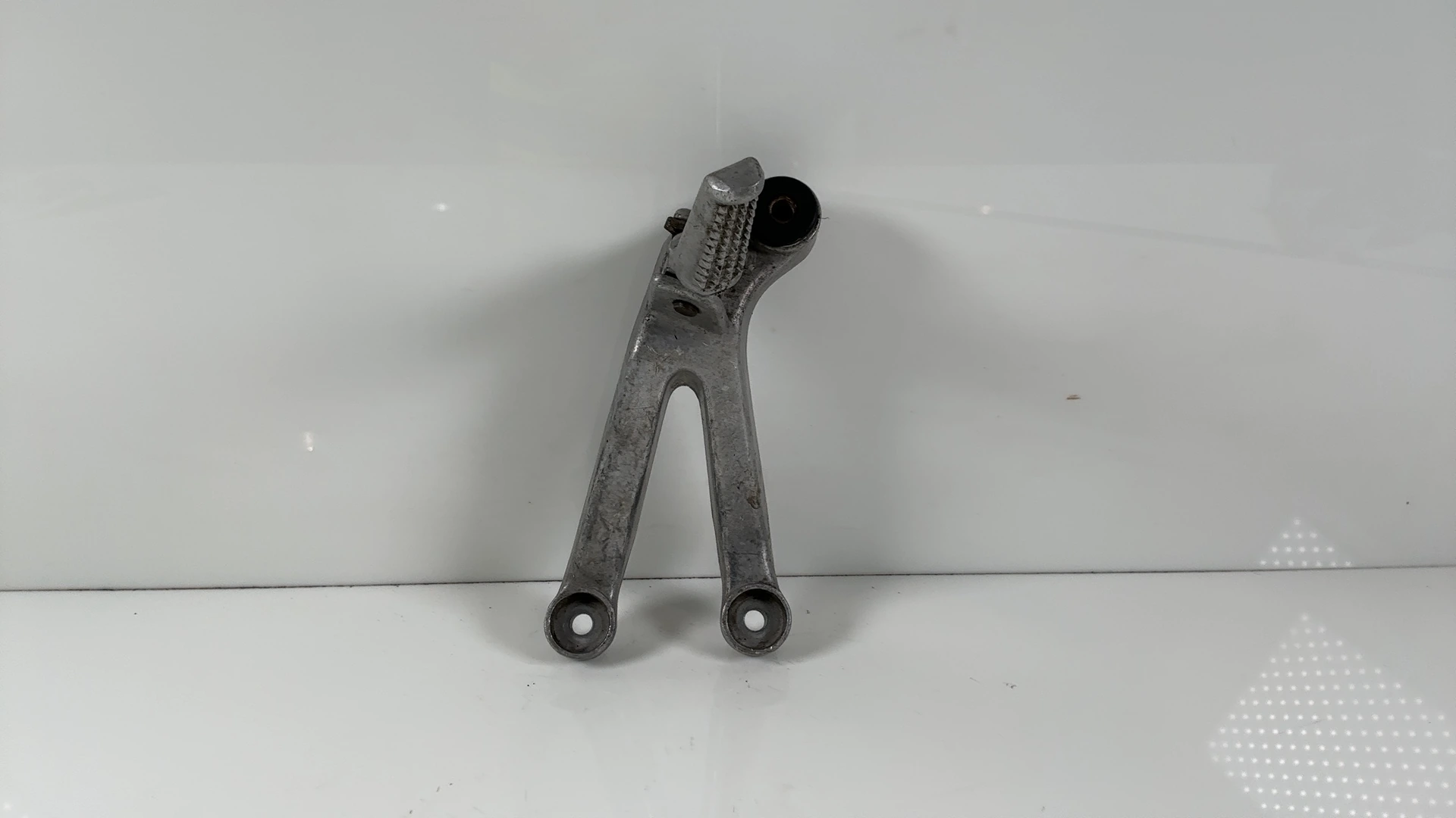 Honda CBR600F F4i PC35 600cc Rear Right Footrest Hanger 2001-06 50750-MBW-000ZA - Image 1