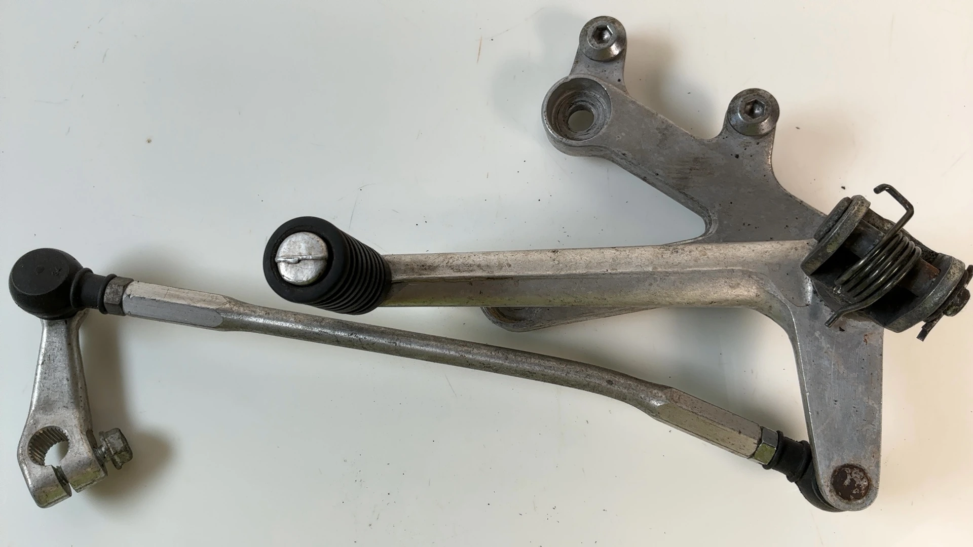 Honda CBR929RR 929cc Left Footrest Shifter Bracket 2000 2001 OEM 50700-MCJ-000 - Image 4