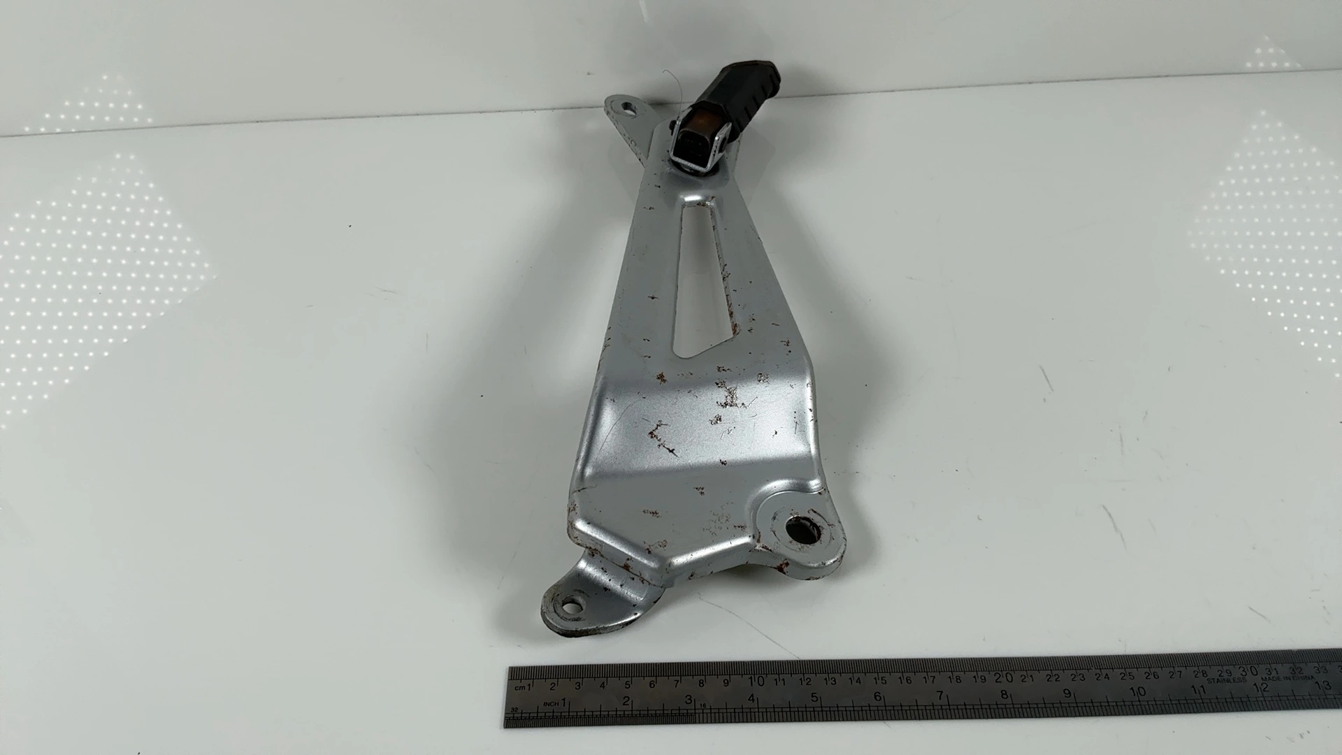 Yamaha YBR 125 CC Right Foot Rest Bracket 2005-2006 OEM 3D9-F7462-00 - Image 2