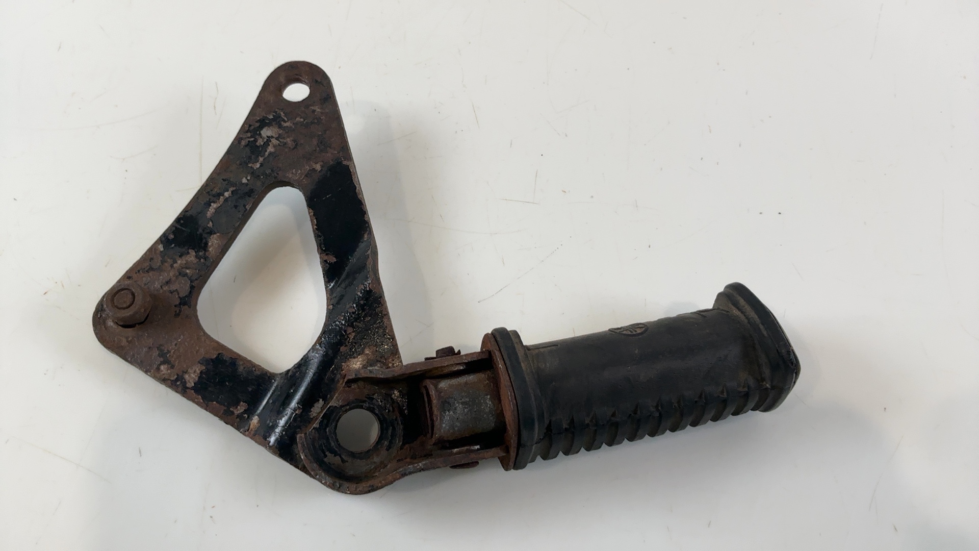Yamaha XS650 650cc Rear Right Footrest Bracket 1974-1983 OEM 447-27440-01-00 - Image 3