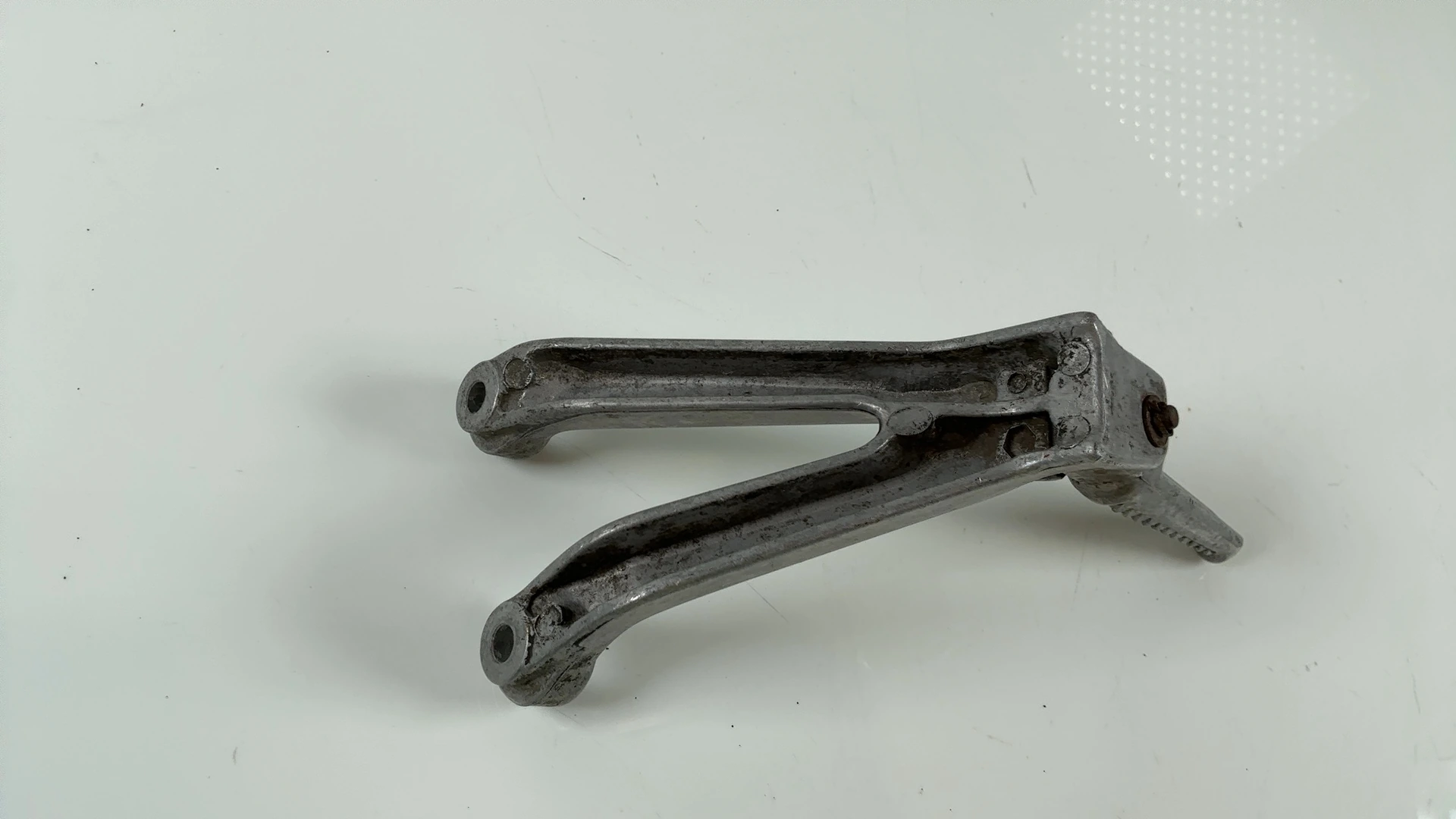Honda CBR900RR SC33 900CC Left Rear Foot Peg Bracket 1998-99 OEM  50760-MW0-000 - Image 2
