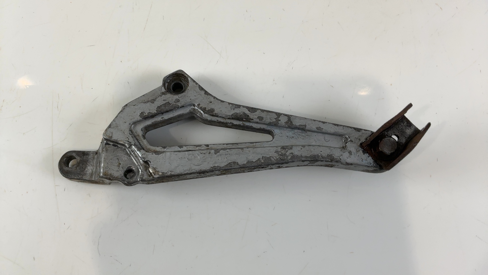 Yamaha RD 80 LC 30W 80cc Rear Left Footrest Bracket Stay 1982-87 30W-27420-00-93 - Image 2