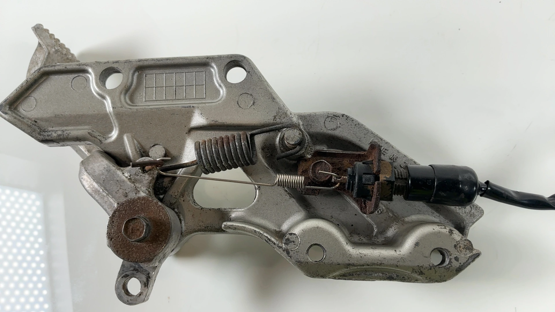 Kawasaki Ninja ZX11 ZX1100D Right Foot Peg Brake Bracket 1993-1998 35011-1636-VZ - Image 5