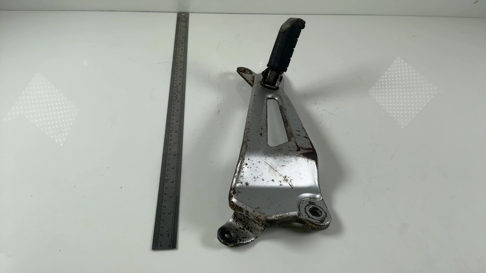 Yamaha YBR 125 51D 125cc Rear Right Footrest Bracket 2014-2017 OEM  51D-F7462-00 - Image 4