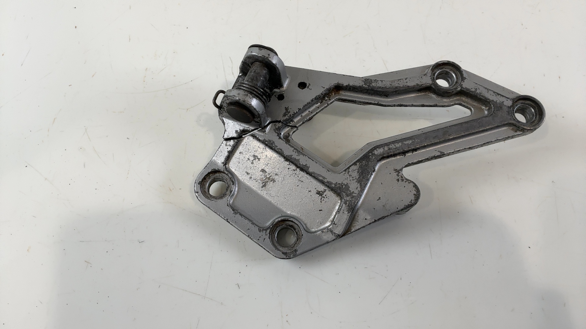 Kawasaki GPX750R ZX750F 750cc Front Right Footrest Bracket 1986-1988 35011-1315 - Image 1