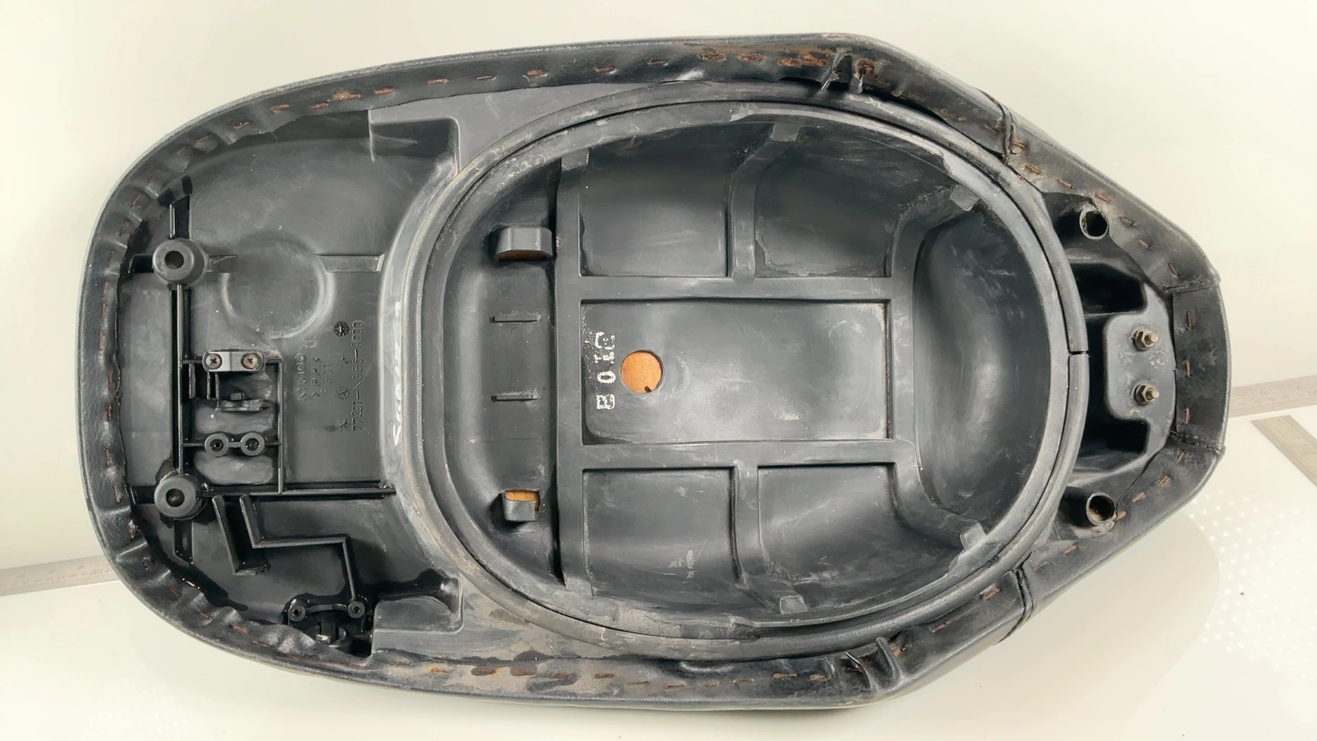 KYMCO Super 9 50cc Scooter Seat Unit 2005-2009 OEM 77201-KGB5-900 - Image 4