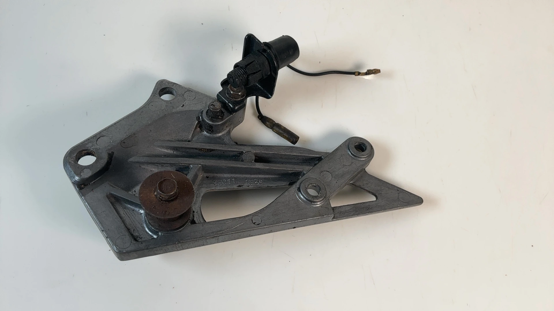 Kawasaki ZZR250 EX250H 250cc Right Footrest Bracket 1990-2007 OEM 35063-1216
