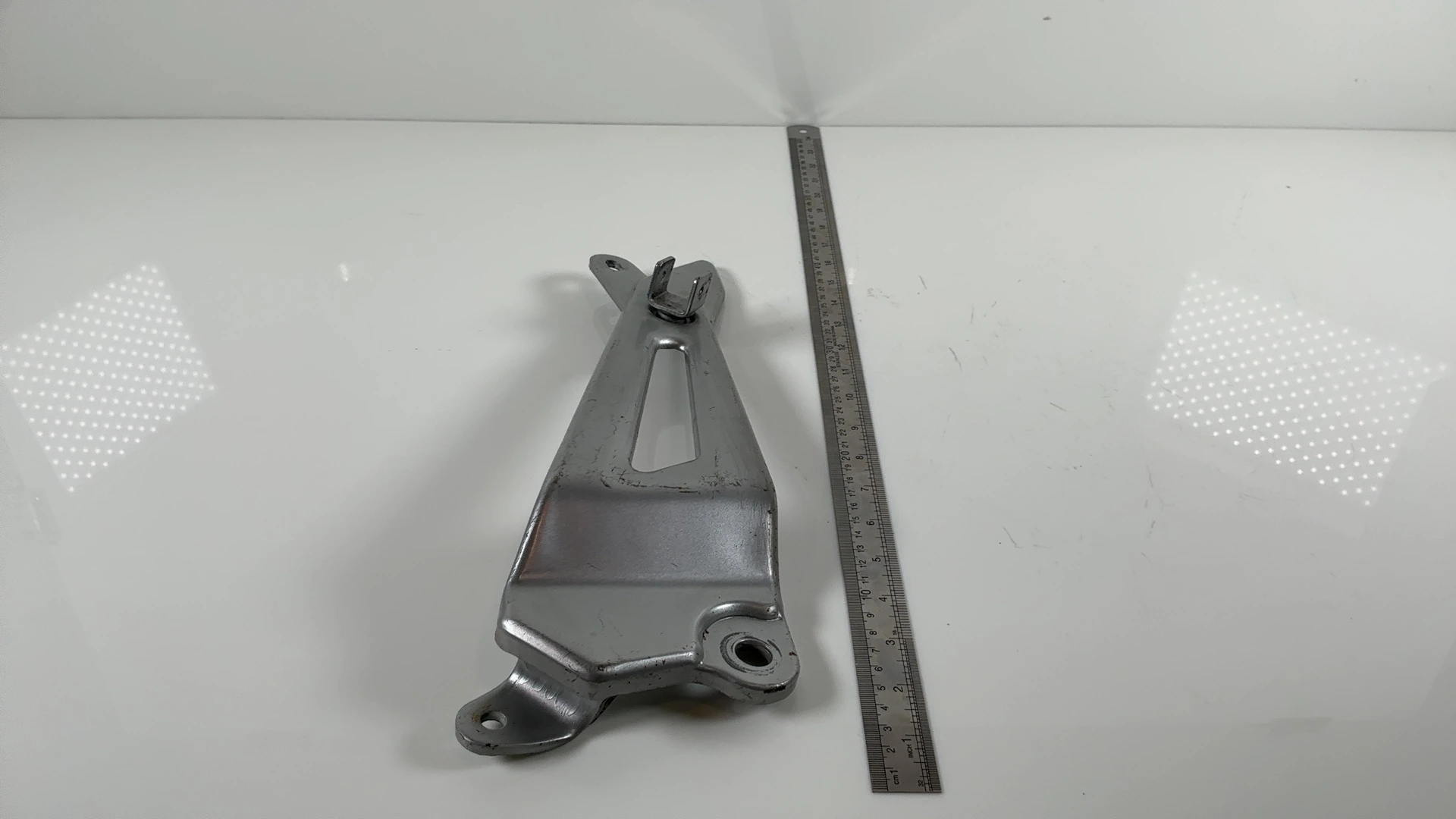 YAMAHA YBR125 3D9 125cc Right Rear Footrest Bracket 2010-2012 OEM 3D9-F7462-00 - Image 3