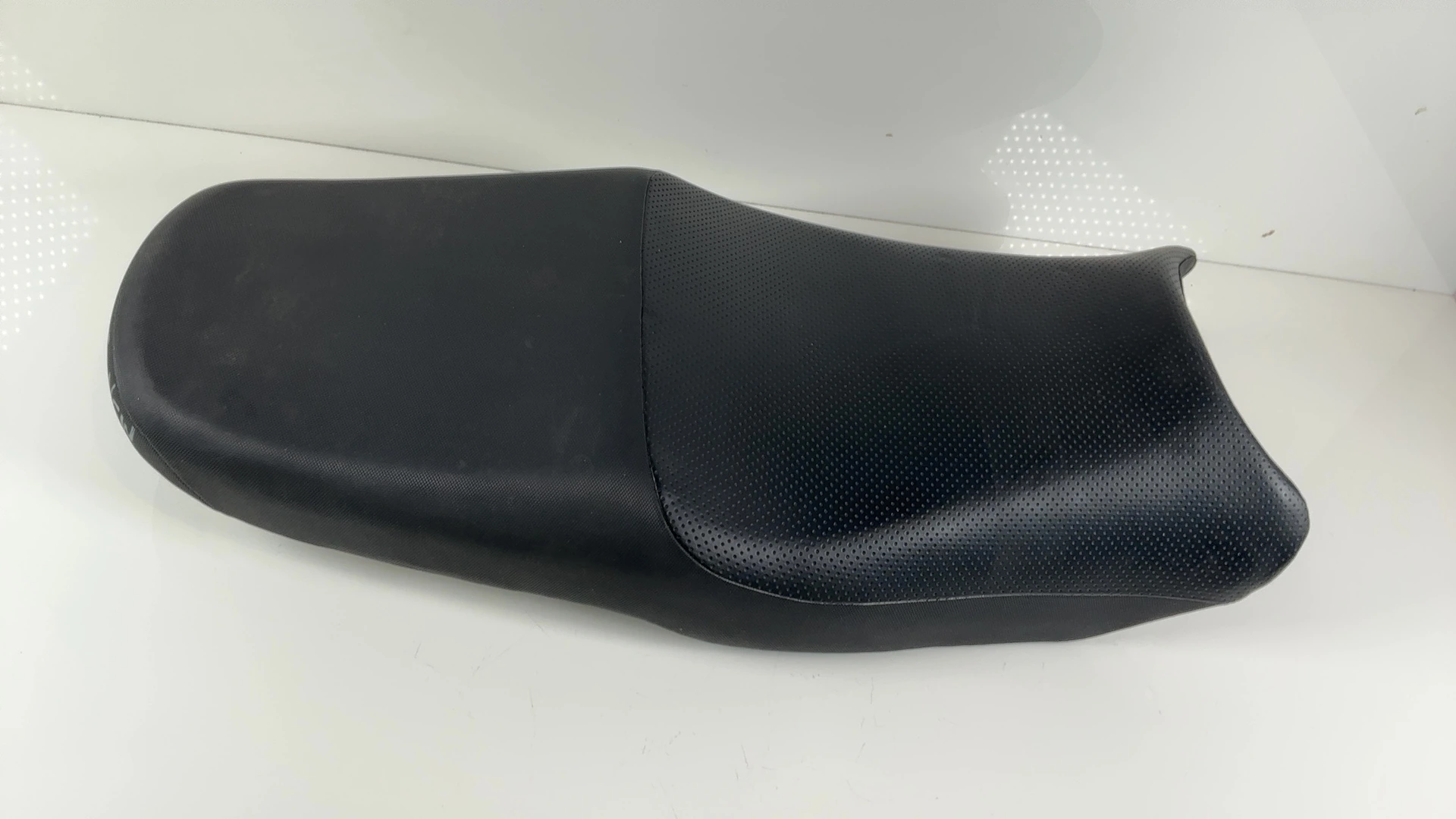 Suzuki Bandit GSF1200 1200cc Motorcycle Seat 2001-2005 OEM 45100-31F11-BH4 - Image 1