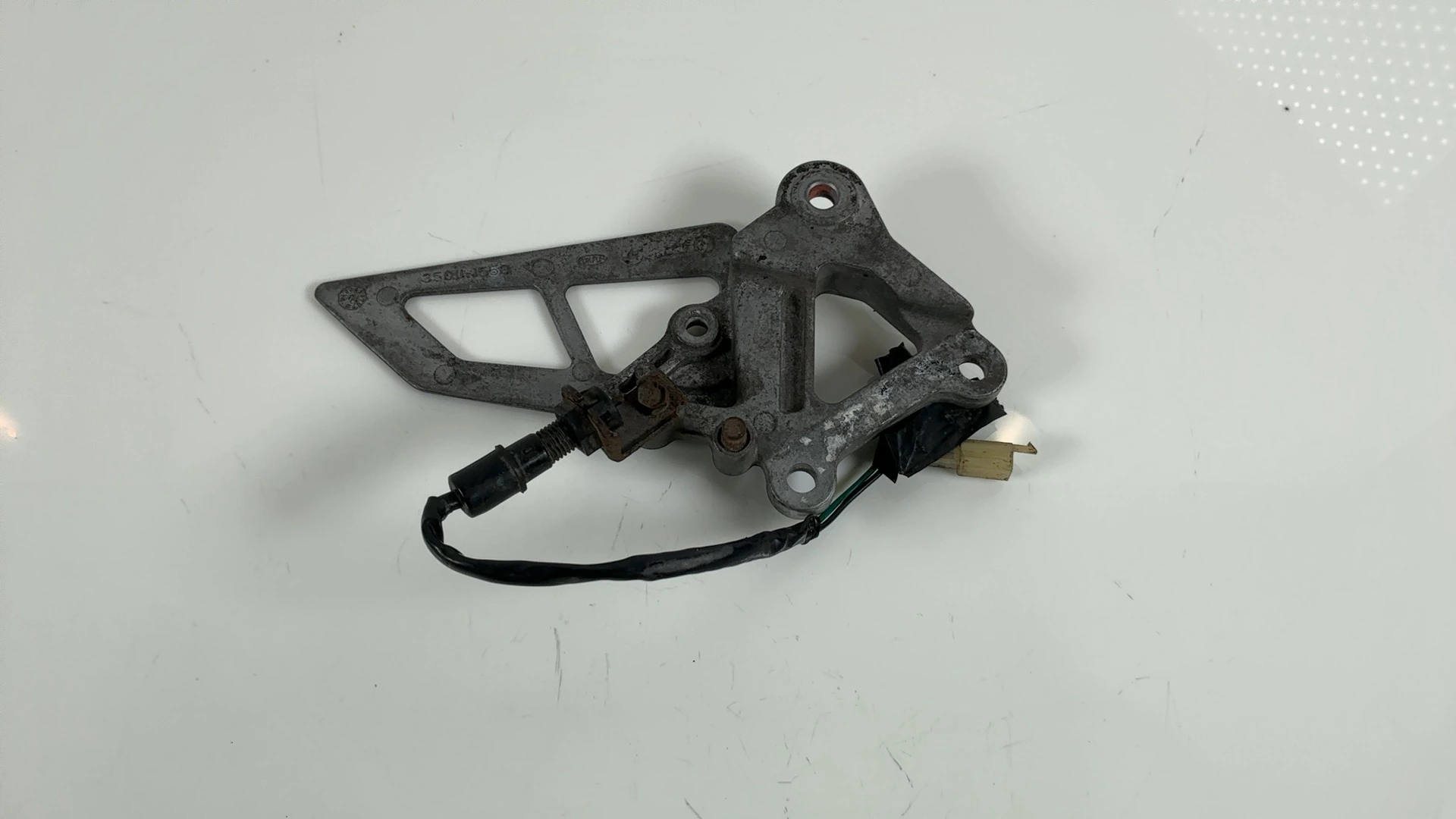 Kawasaki Ninja ZX-6R ZX600 600cc Front Right Footpeg Hanger 1995-1997 35011-1553 - Image 4