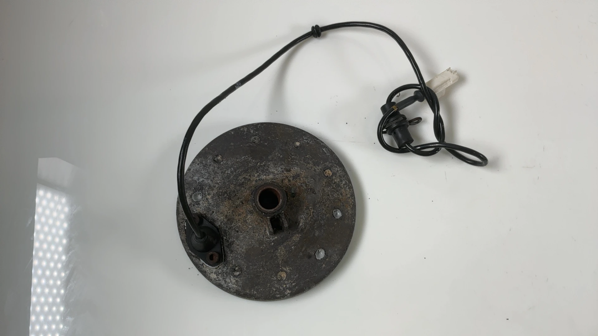 Peugeot Geopolis GEO125 125cc Speed Sensor Hub Cover Plate 2006-2012 OEM 760573