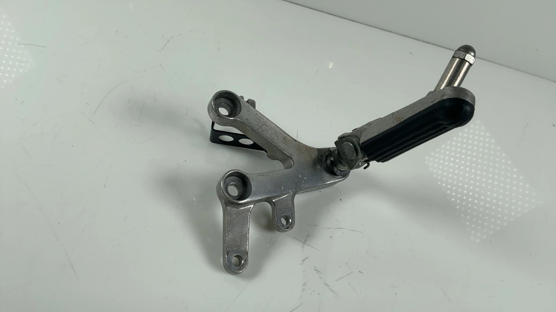 Honda CBR900RR SC44 929cc Front Left Footrest Bracket 2000-01 OEM 50700-MCJ-000 - Image 6