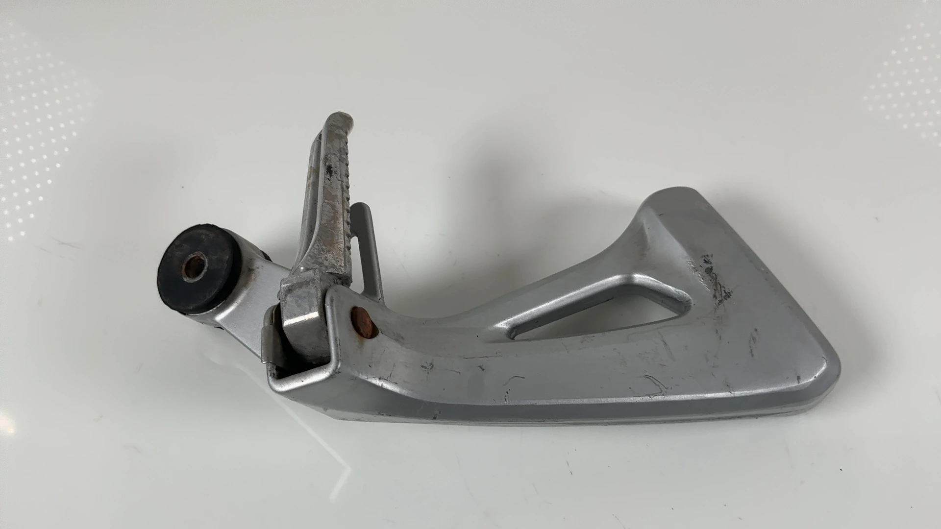 Suzuki SV650 650cc Rear Right Passenger Foot Rest Bracket 1999-2002 43600-19F00