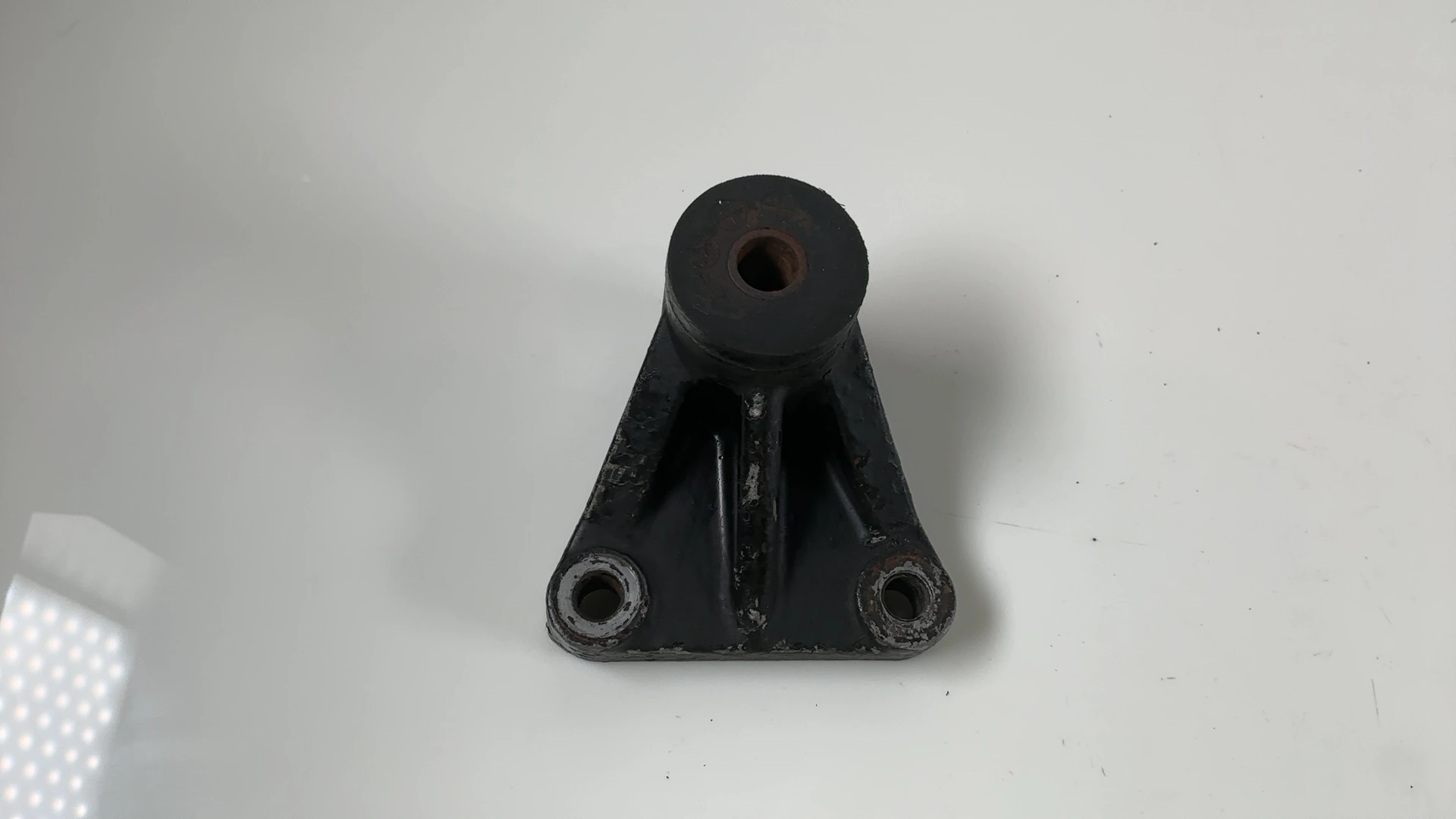 Kawasaki GT550 GT 550 Front Right Engine Mount Bracket 1983-1994 OEM 32029-1193 - Image 1