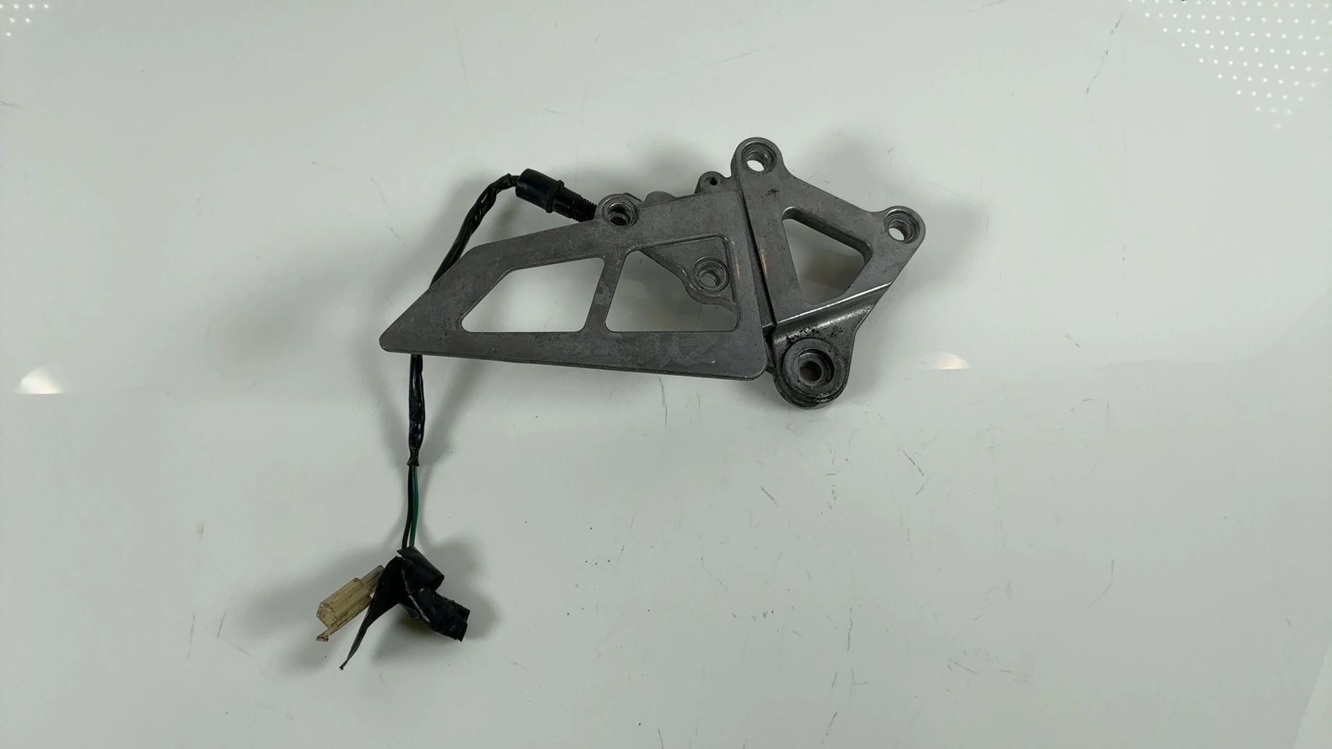 Kawasaki Ninja ZX-6R ZX600 600cc Front Right Footpeg Hanger 1995-1997 35011-1553 - Image 1