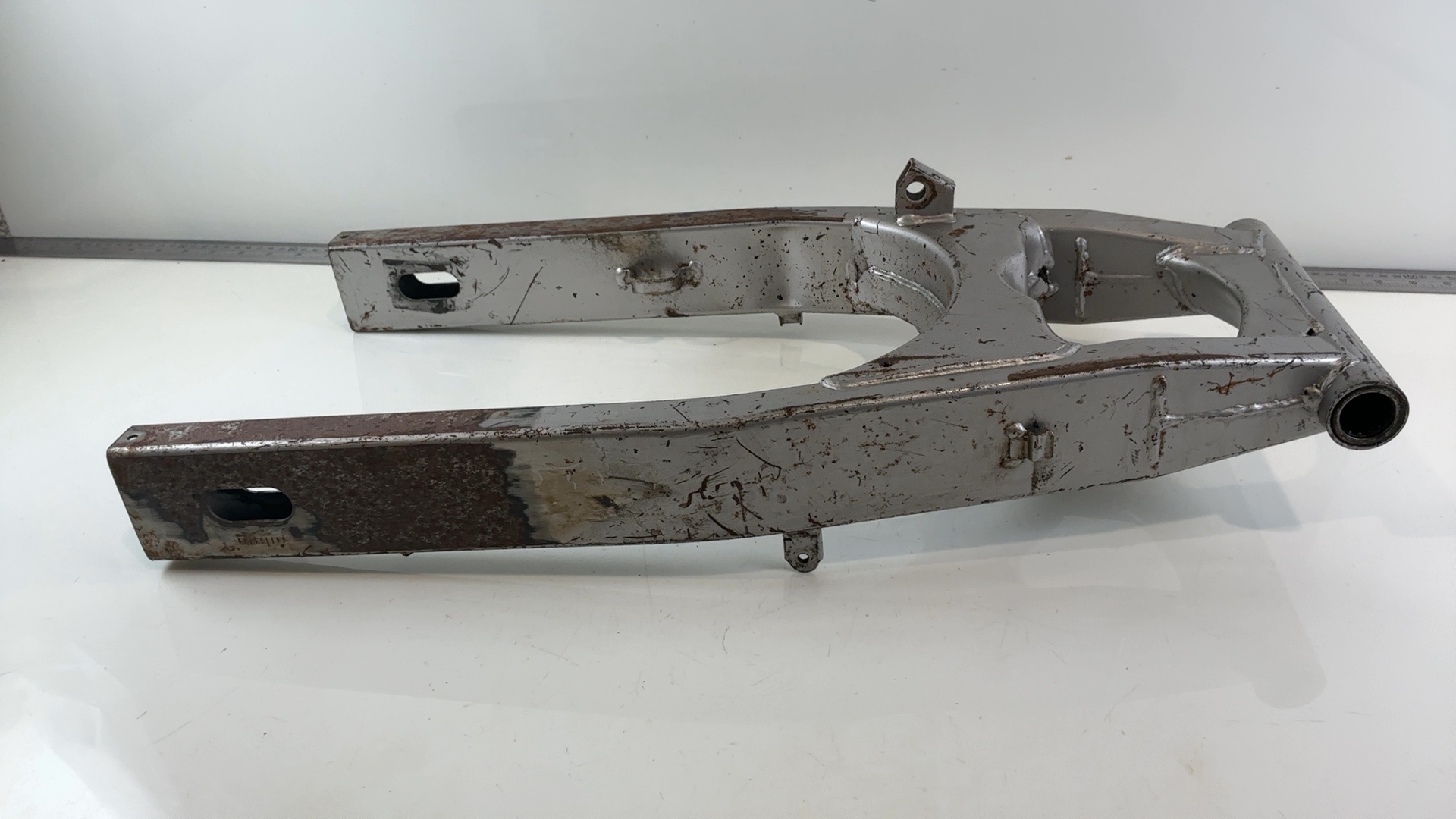 Suzuki Bandit GSF600 600cc Rear Swingarm 2000-2004 OEM 61000-26E20-0FP - Image 3