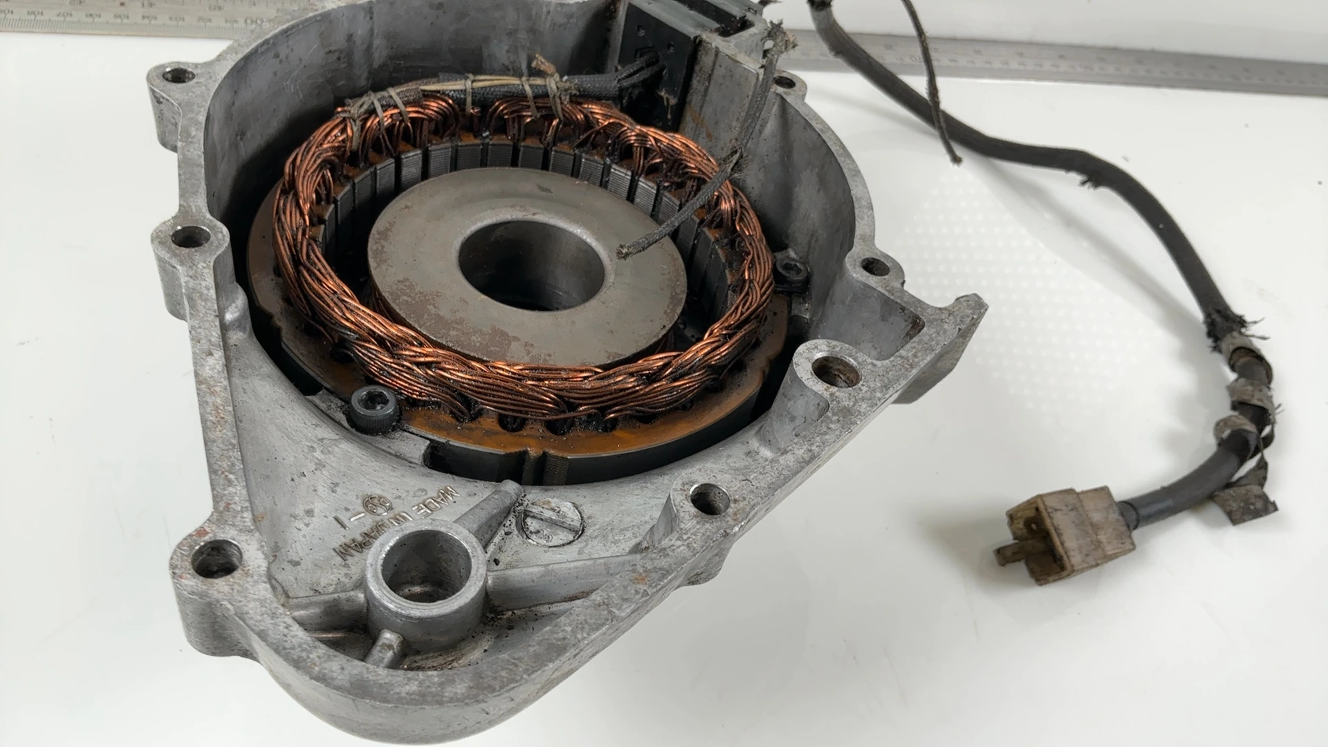 Kawasaki KZ750 Twin KZ750B 750CC Stator Generator Cover 1976-1979 OEM 14031-1044 - Image 4