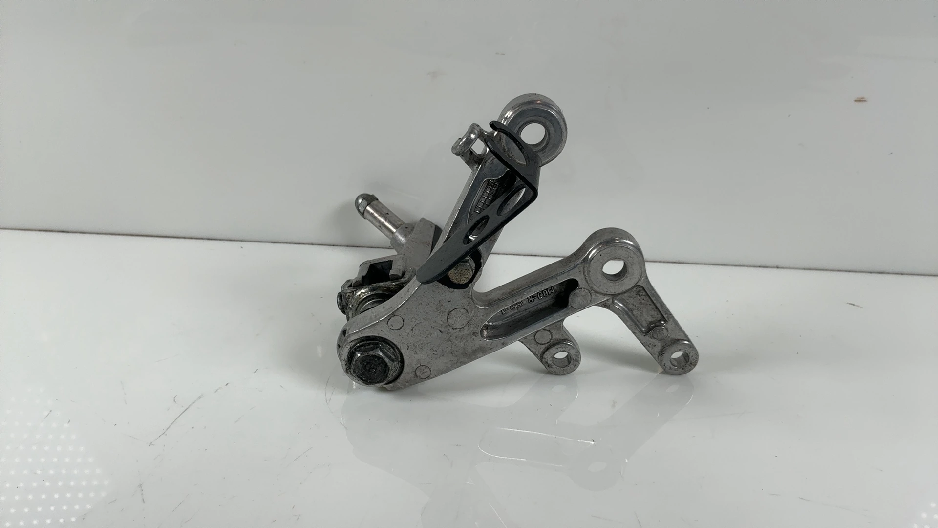 Honda CBR900RR SC44 929cc Front Left Footrest Bracket 2000-01 OEM 50700-MCJ-000 - Image 2