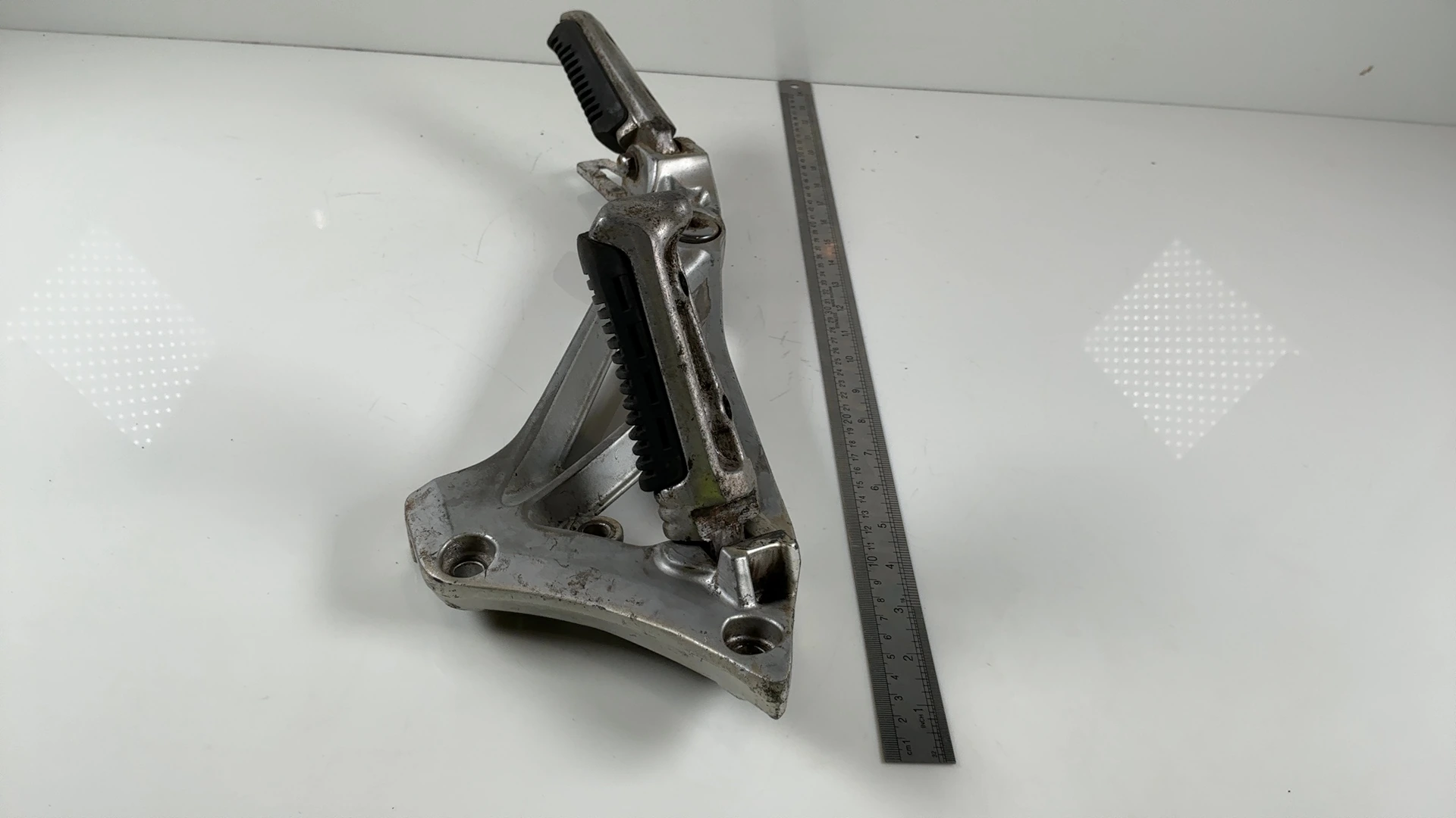 Suzuki GSX550 EF ES GN71D 550 Left Footrest Bracket Hanger 1983-87 43521-43400 - Image 3