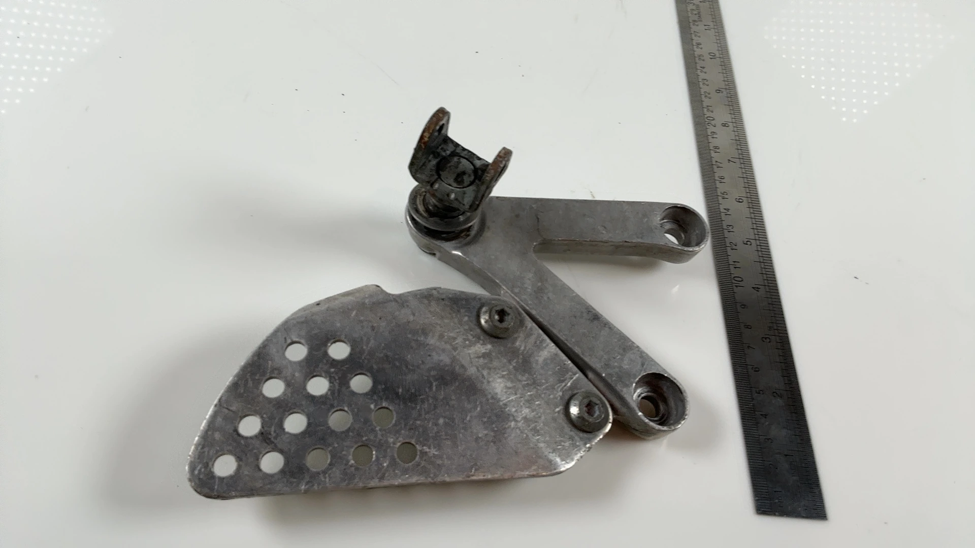 Honda CBR900RR SC33 919cc Left Rider Footrest Bracket 1996-97 OEM 50700-MV4-000 - Image 3