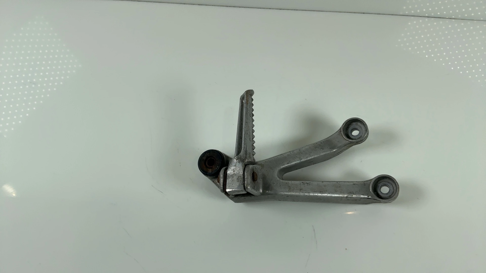 Honda CBR900RR SC28 900cc Right Rear Footrest Bracket 1993-95 OEM 50750-MW0-000 - Image 4