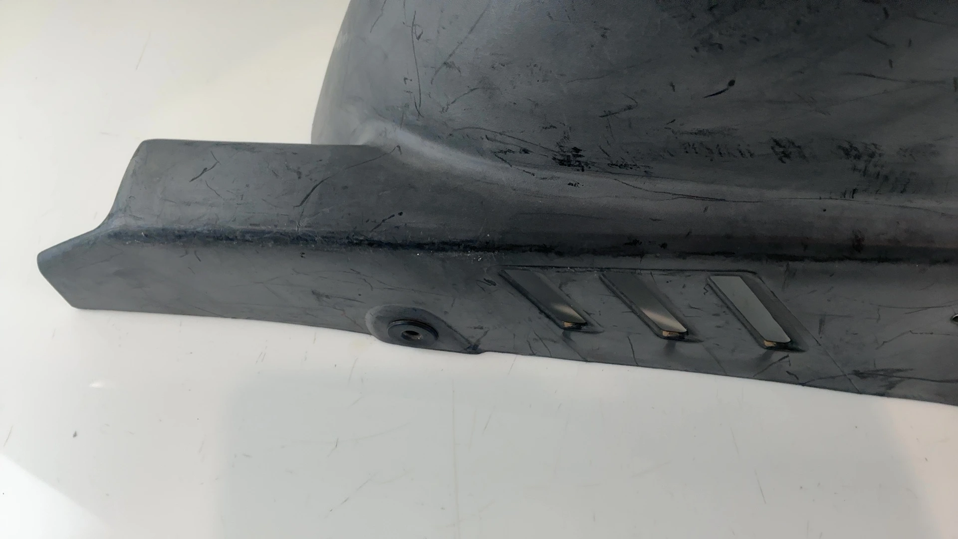 Suzuki RGV250 VJ21 250 CC Rear Fender Mudguard Hugger 1988-1990 OEM 63110-32C00 - Image 4