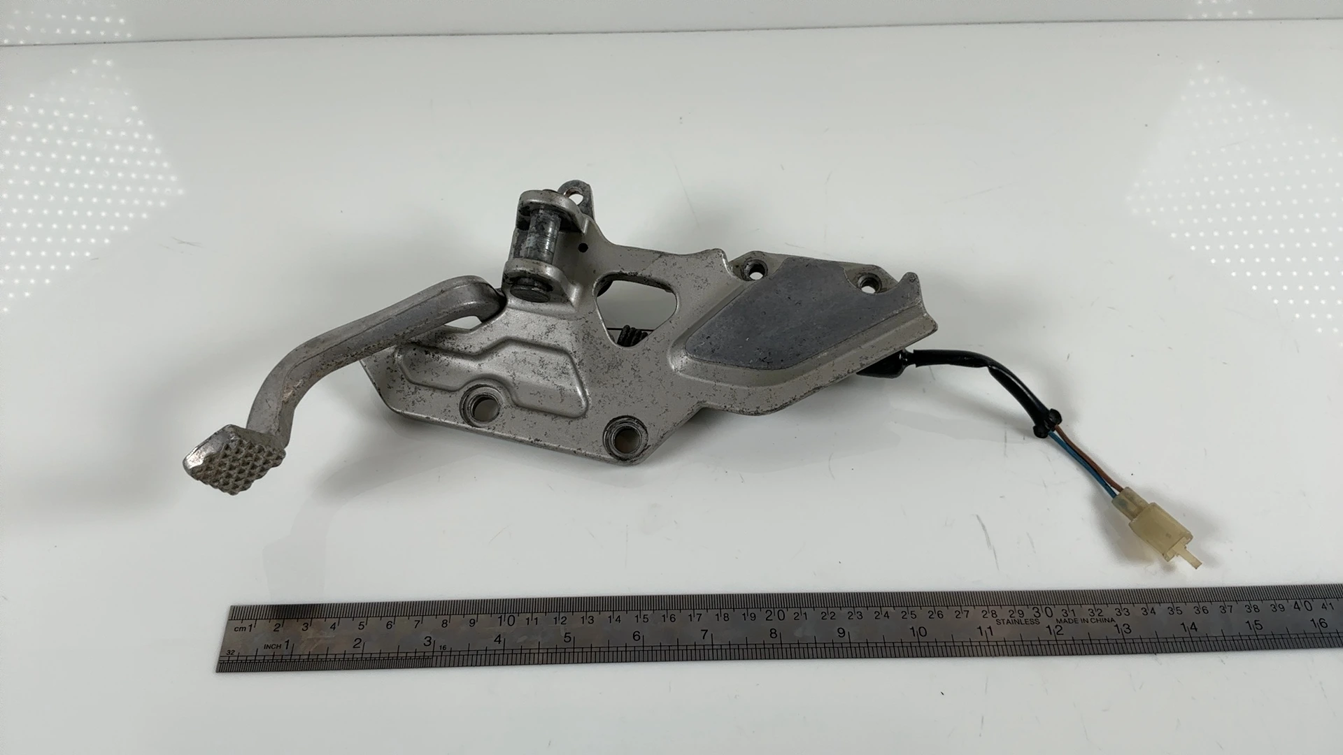 Kawasaki Ninja ZX11 ZX1100D Right Foot Peg Brake Bracket 1993-1998 35011-1636-VZ - Image 1