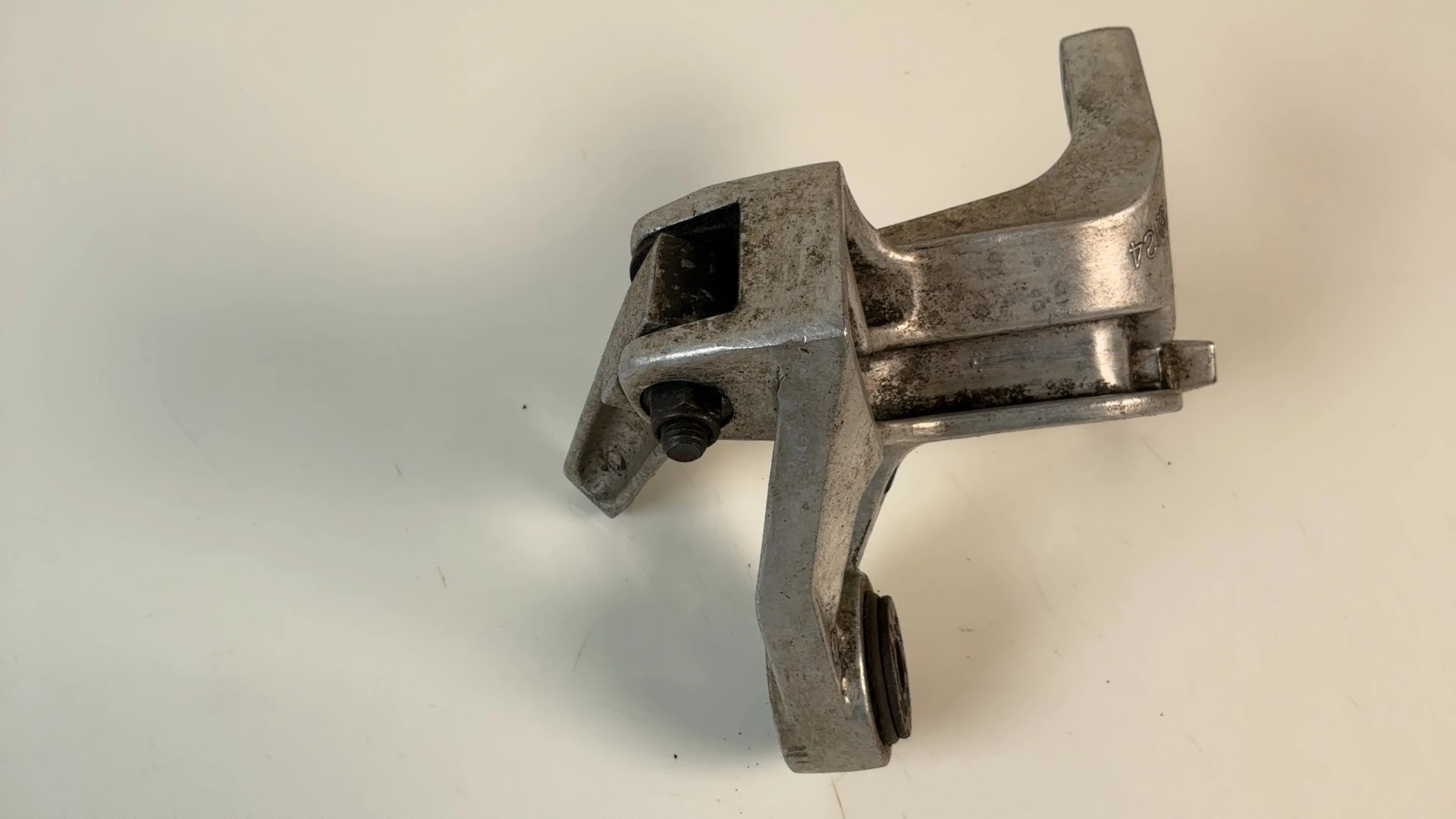Yamaha YZF1000R YZF1000 1000cc Rear Right Footrest Hanger 1996-2003 4VD-27420-00 - Image 3