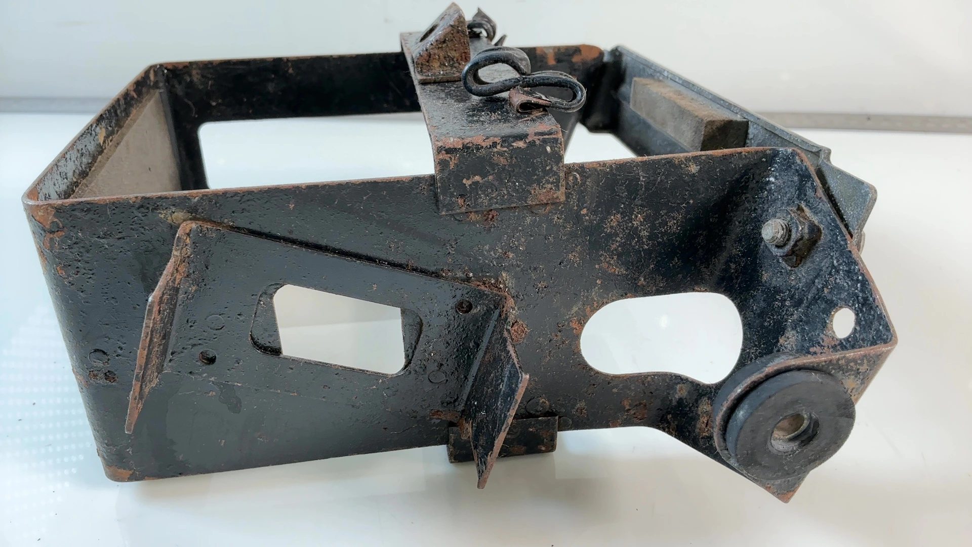 Suzuki GSXR750 GR71 750CC Battery Tray Box Holder 1985 1987 OEM 41540-27A20 - Image 5