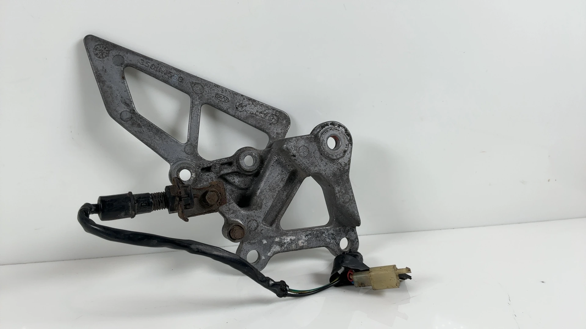 Kawasaki Ninja ZX-6R ZX600 600cc Front Right Footpeg Hanger 1995-1997 35011-1553 - Image 13