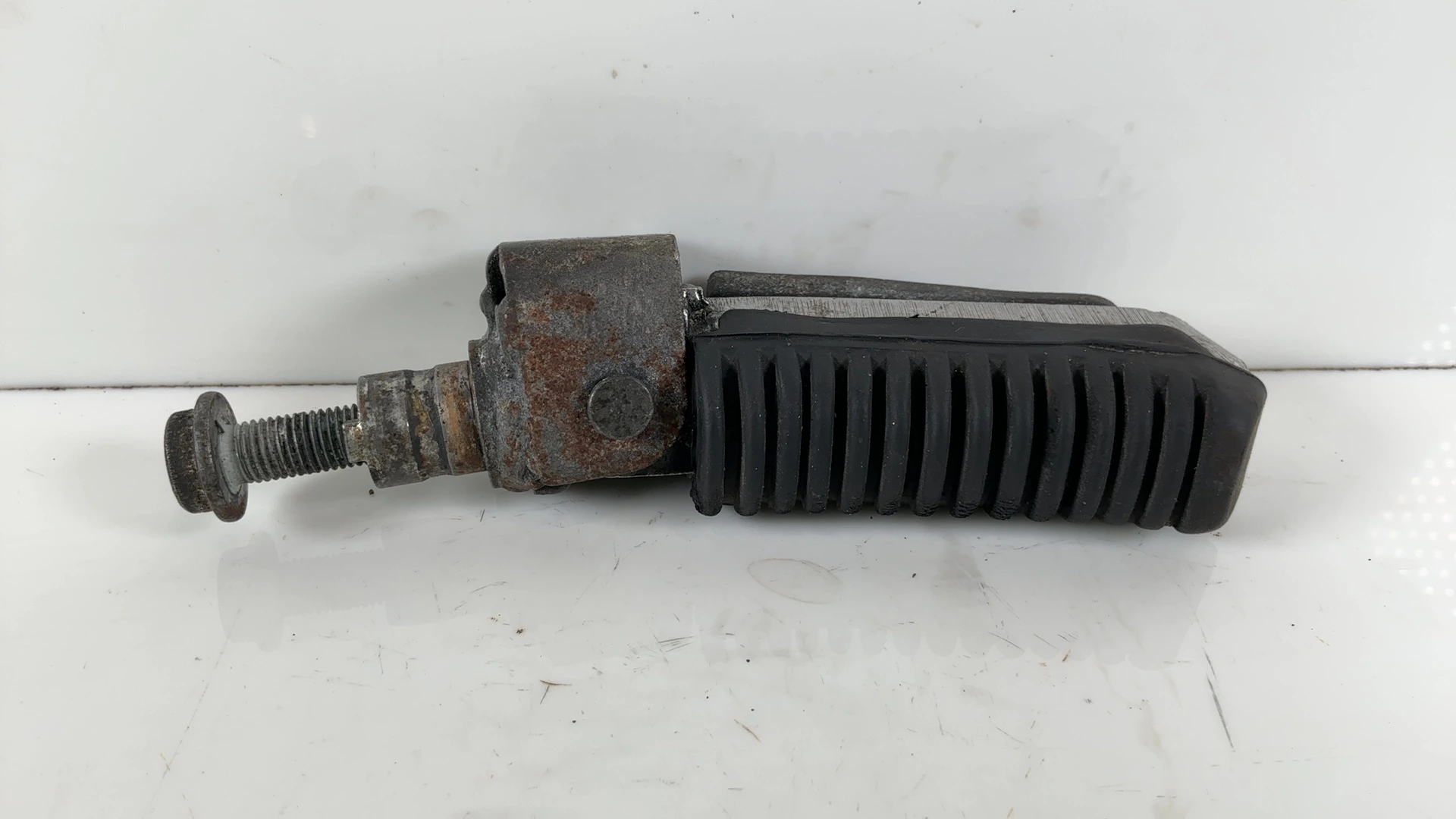 Suzuki Bandit GSF600 600cc Front Right Driver Foot Peg 1995-2004 OEM 43526-31E01