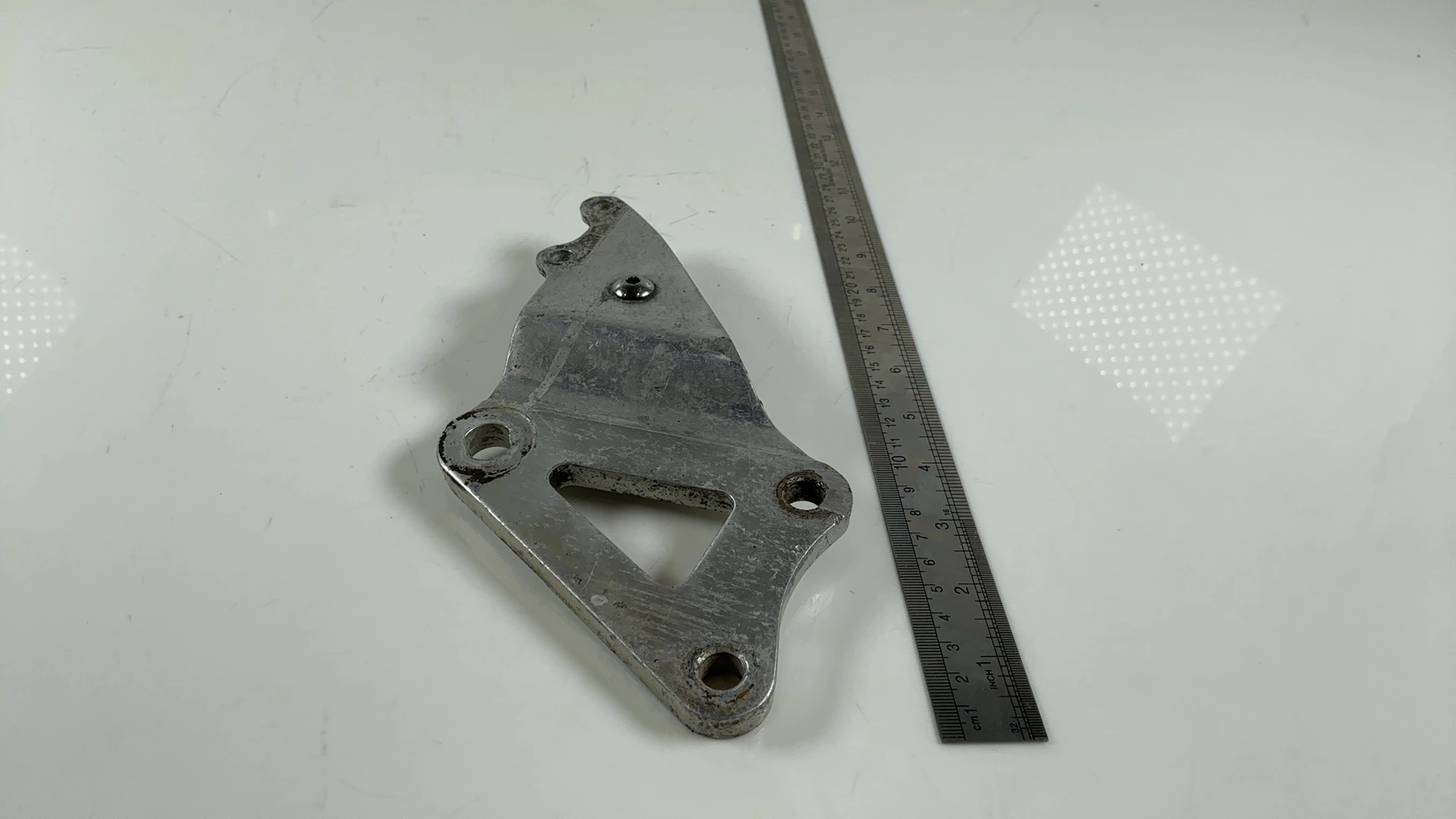 SUZUKI GSX-R 750 GR75A FRONT RIGHT FOOTREST HANGER BRACKET 1984-85 43511-27A00 - Image 3