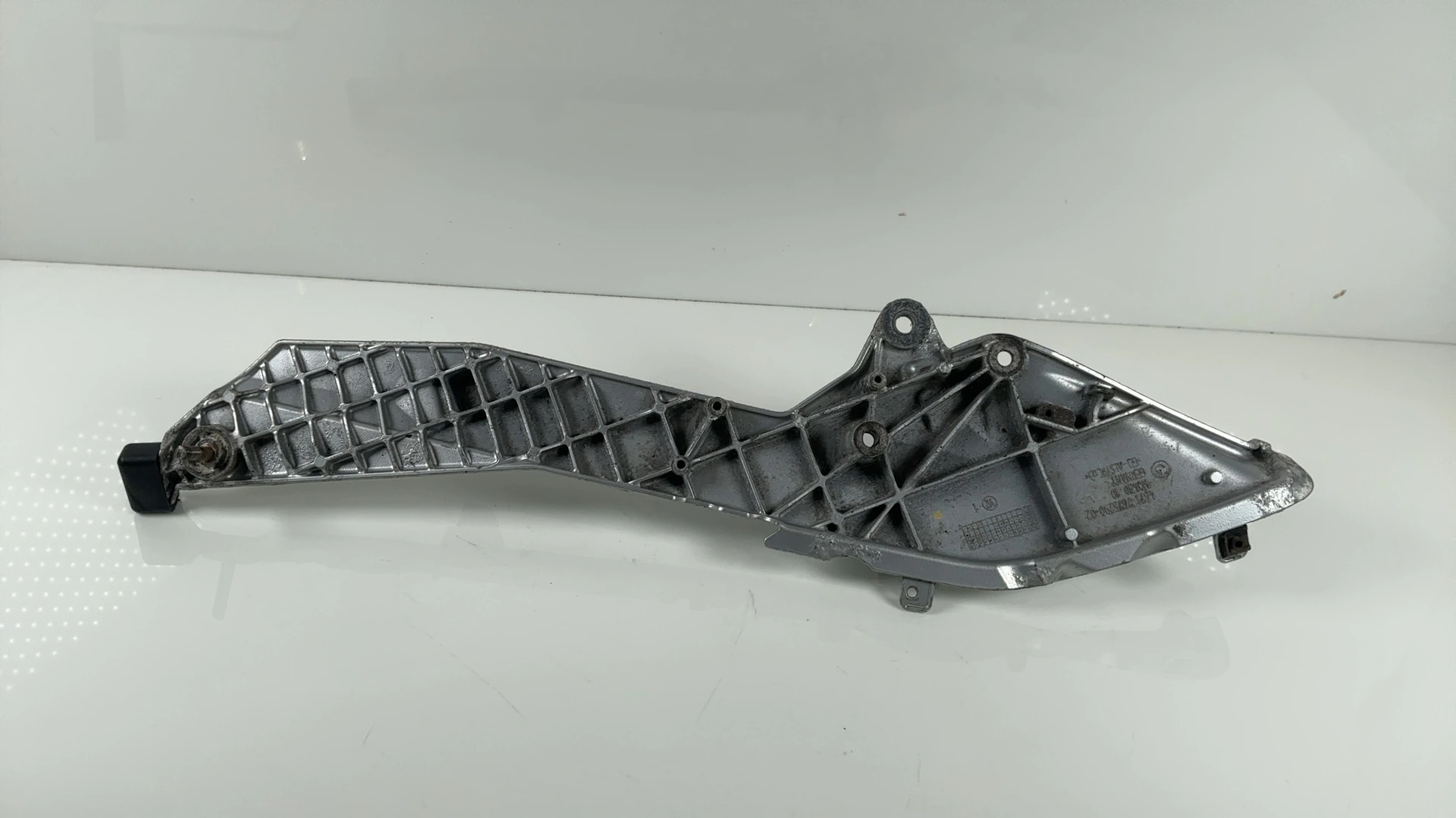 BMW R1200RT K26 1170cc Right Footrest Bracket Plate 2005-2014 OEM 46717675290 - Image 6