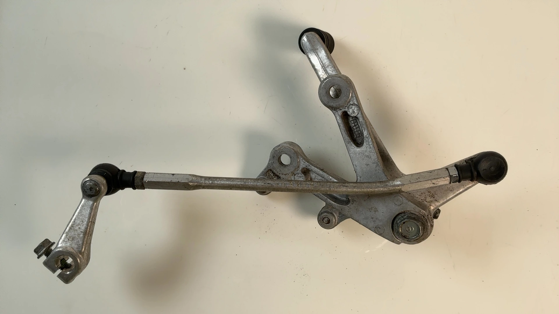 Honda CBR929RR 929cc Left Footrest Shifter Bracket 2000 2001 OEM 50700-MCJ-000 - Image 2