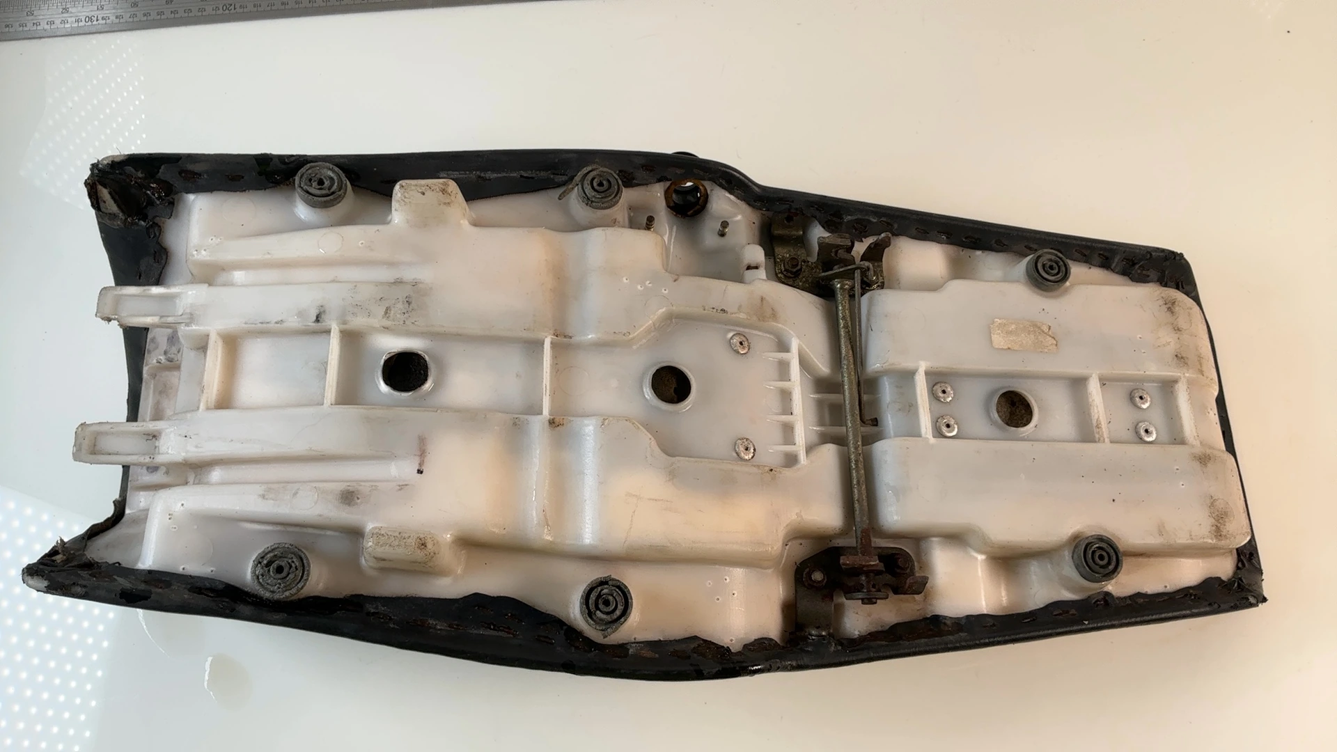 Yamaha FZR1000 3LE 1000cc Front Rider Seat 1989-1990 OEM 3GM-24730-00-00 - Image 2