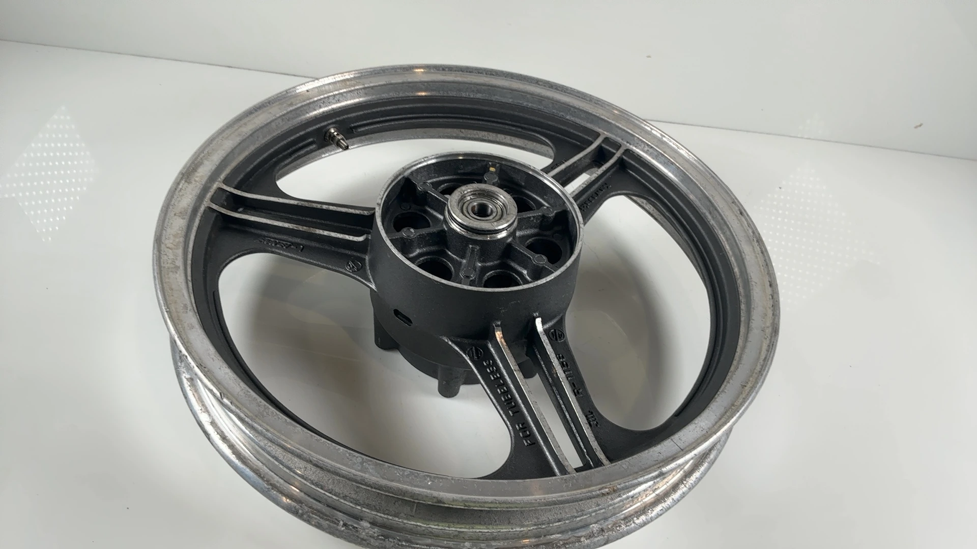 Kawasaki GPz550 ZX550A 550cc Rear Wheel Rim 1982-1985 OEM 41073-1135 -21 - Image 9