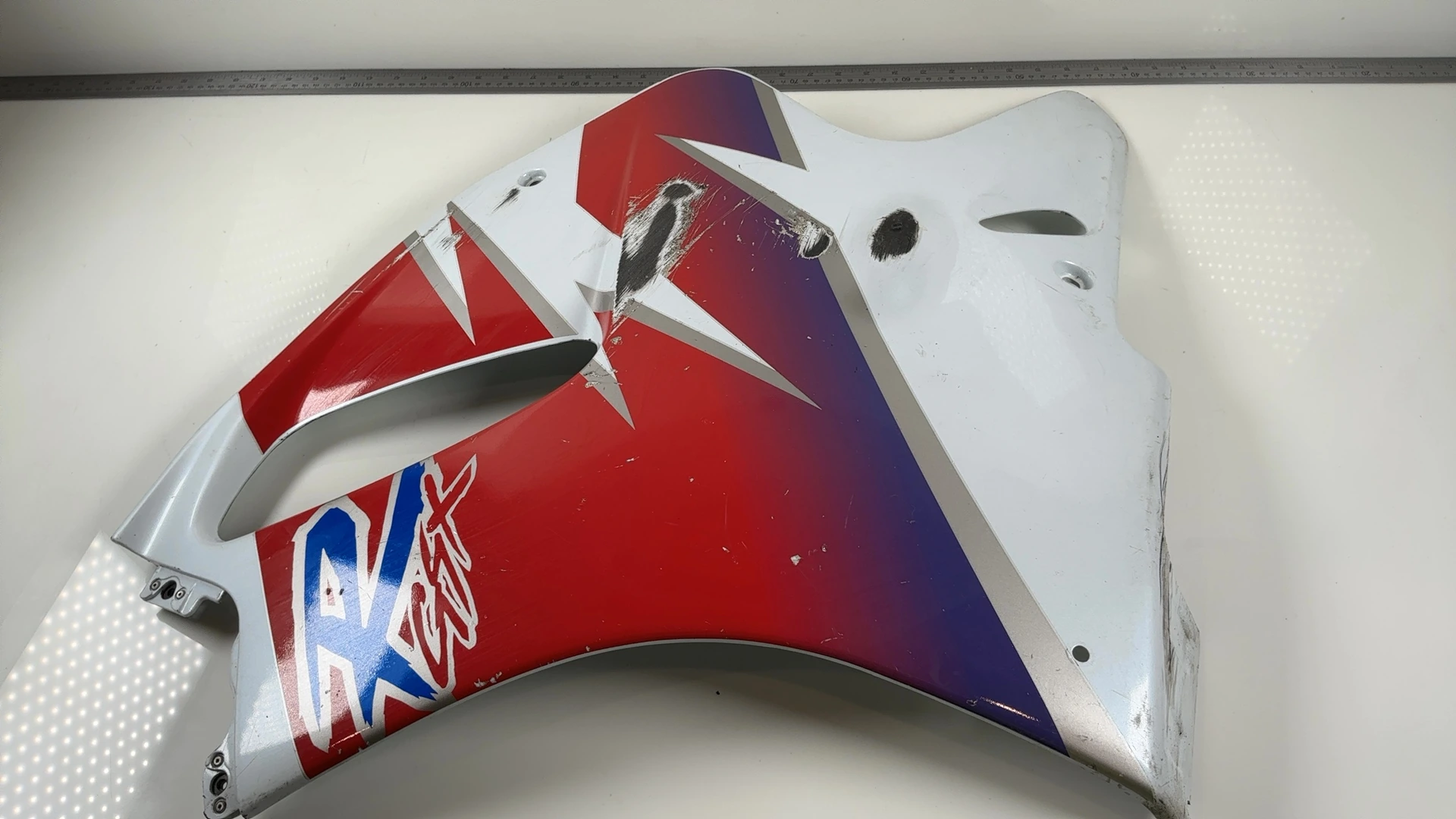 Suzuki GSXR 750 600 Left Side Lower Mid Fairing Cowl 1992-1995 OEM 94481-17E0 - Image 1