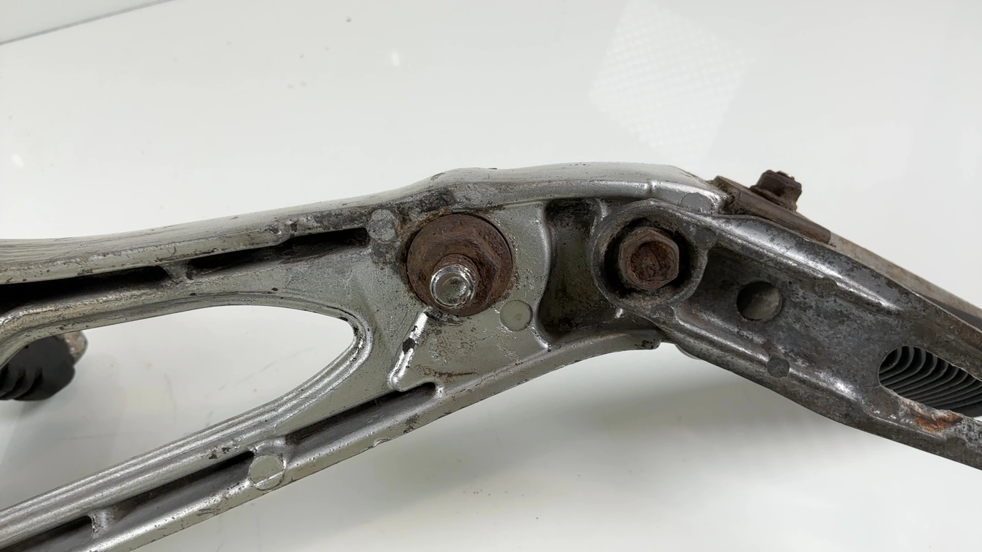 Suzuki GSX550 EF ES GN71D 550 Left Footrest Bracket Hanger 1983-87 43521-43400 - Image 7